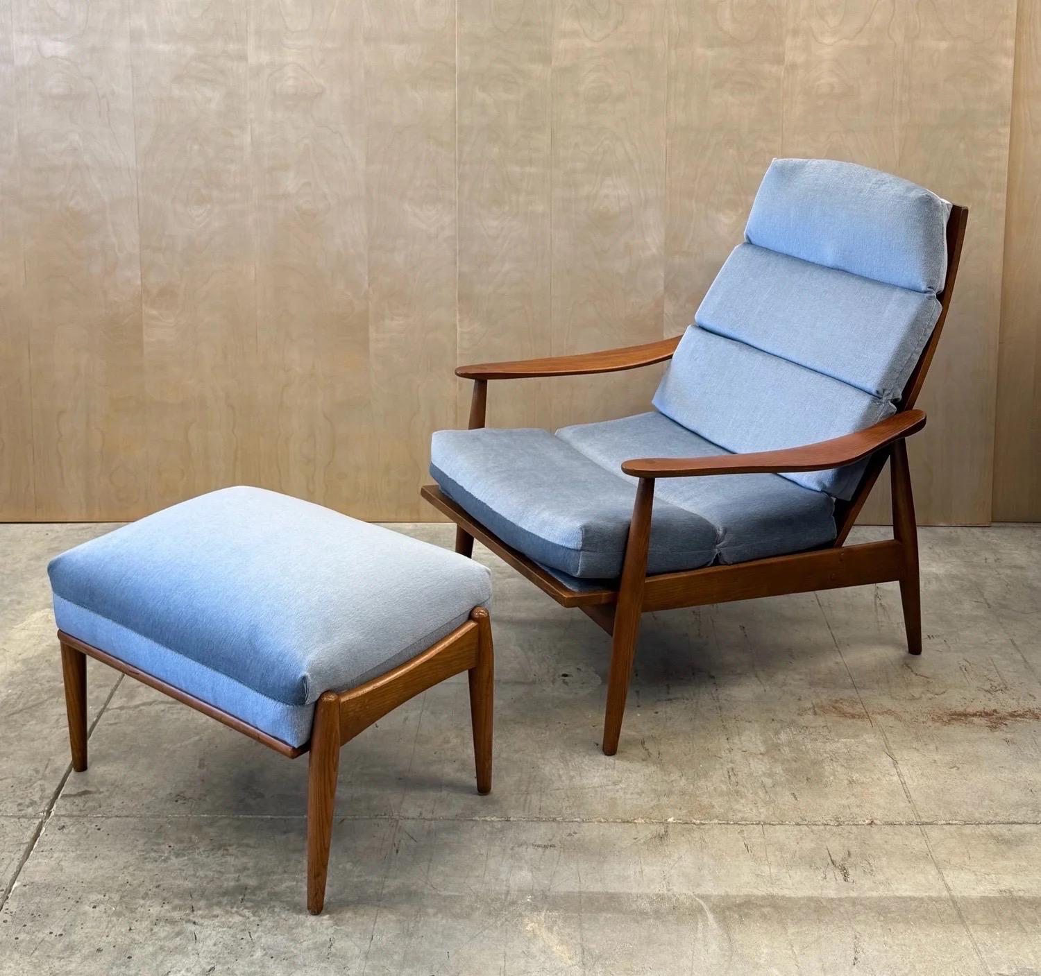Tissu Fauteuil à dossier haut et ottoman du milieu du siècle par Heywood Wakefield en vente