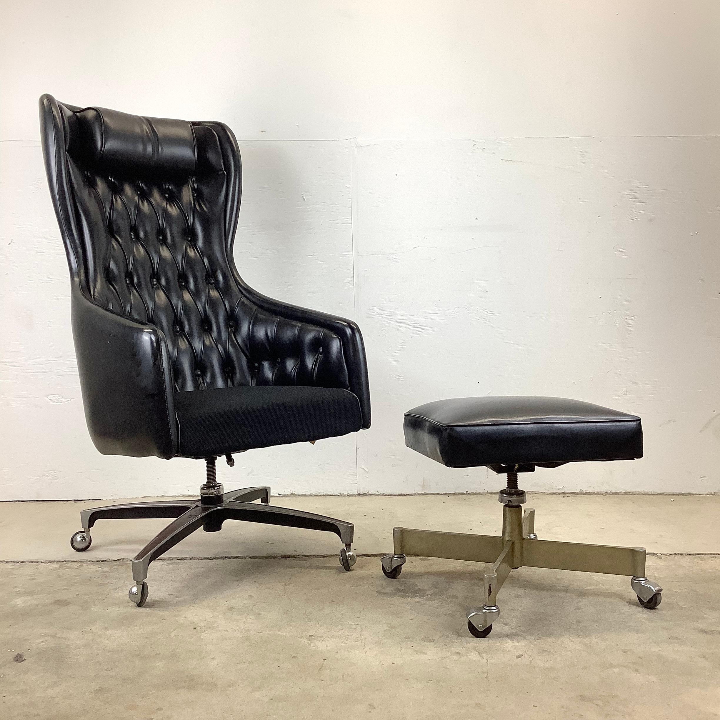 Cette chaise de bureau moderne à haut dossier de Chromcraft est dotée d'un rembourrage en vinyle touffeté de style vintage, de proportions confortables, d'une construction solide et d'une base pivotante avec des roulettes robustes. Peut être utilisé