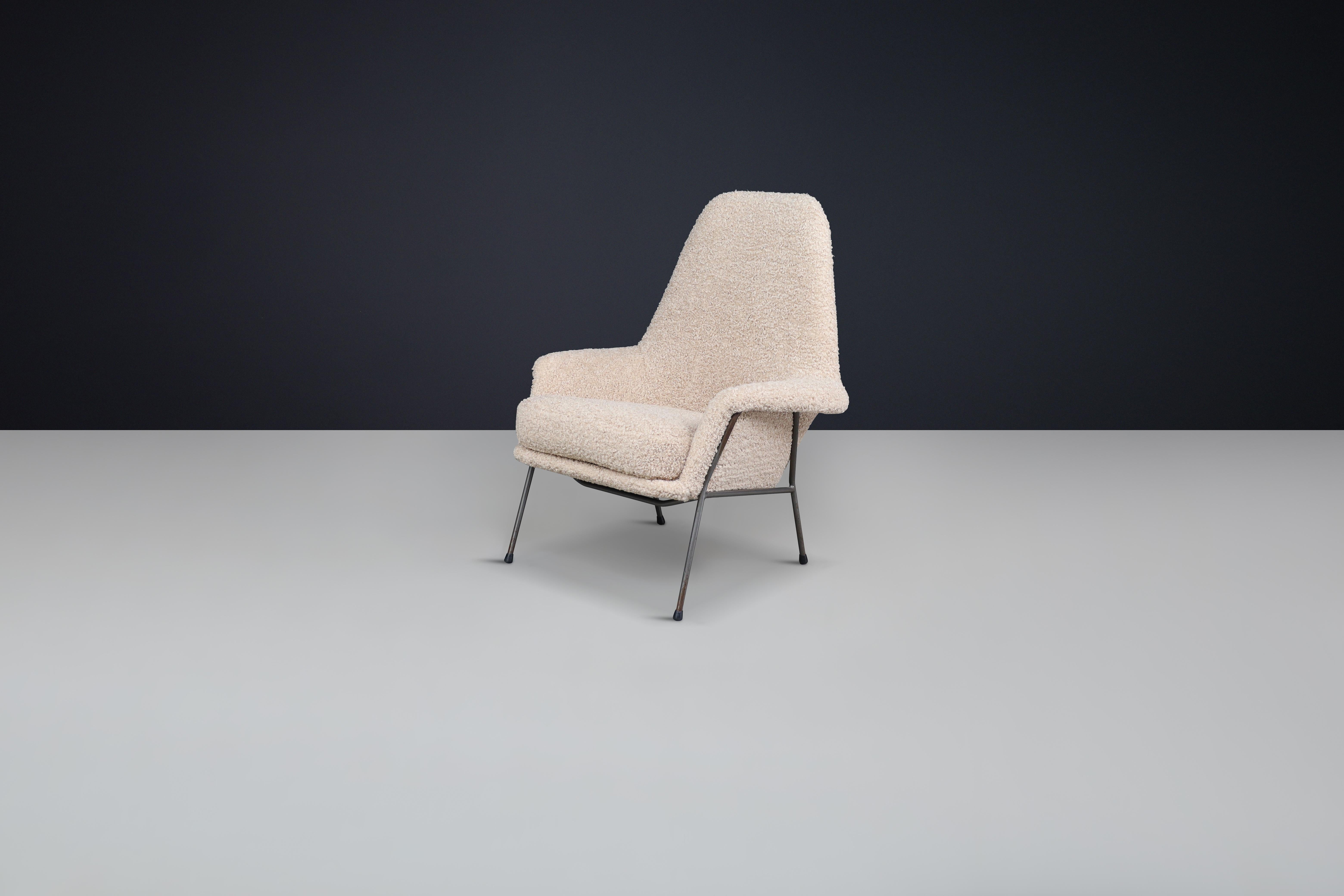 Mid-Century Modern High Back Lounge Gentleman Chair in Teddy Upholstery, The Netherlands, 1960s

This striking mid-century modern lounge chair, produced in the Netherlands in the 1960s, embodies the era's refined simplicity and comfort-driven