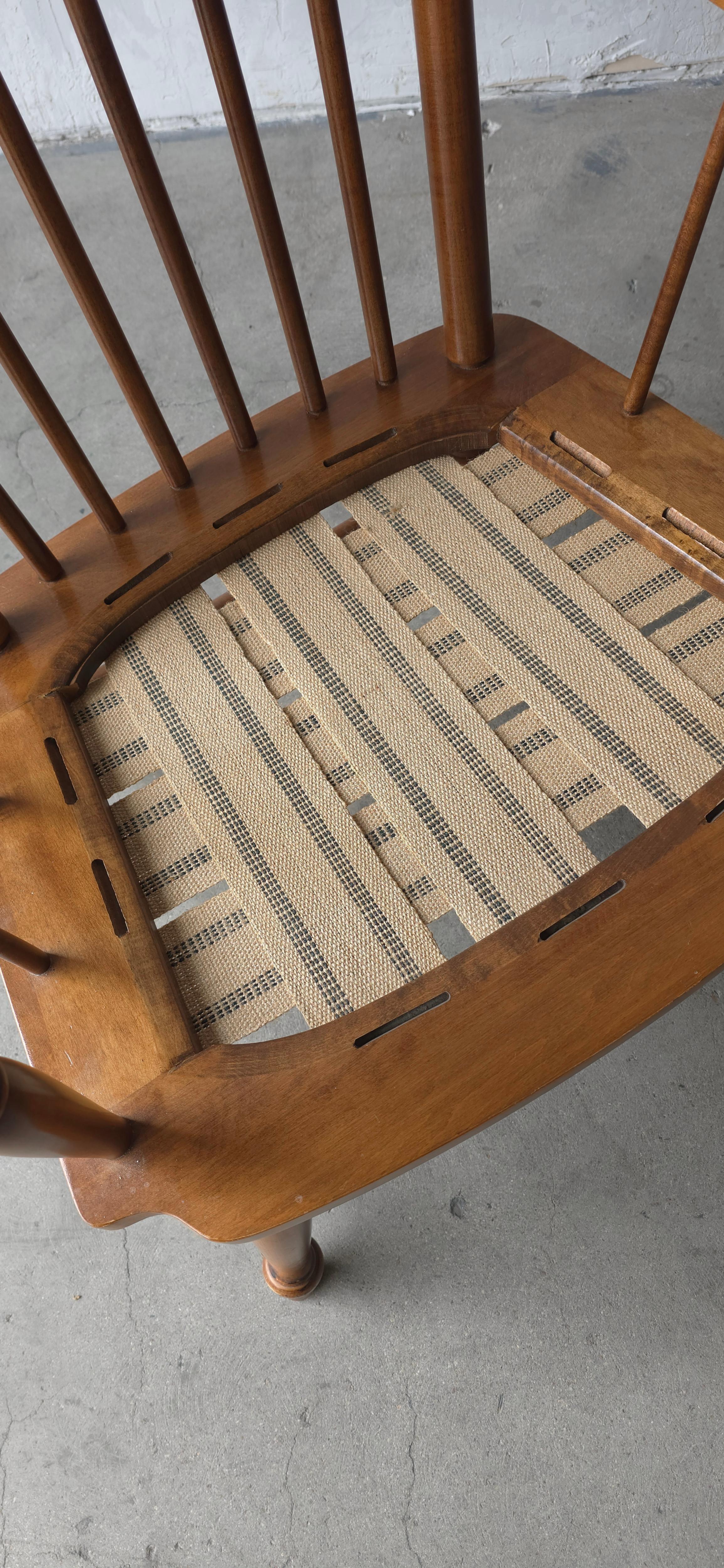 Silla Windsor con respaldo alto de mediados de siglo en venta 4