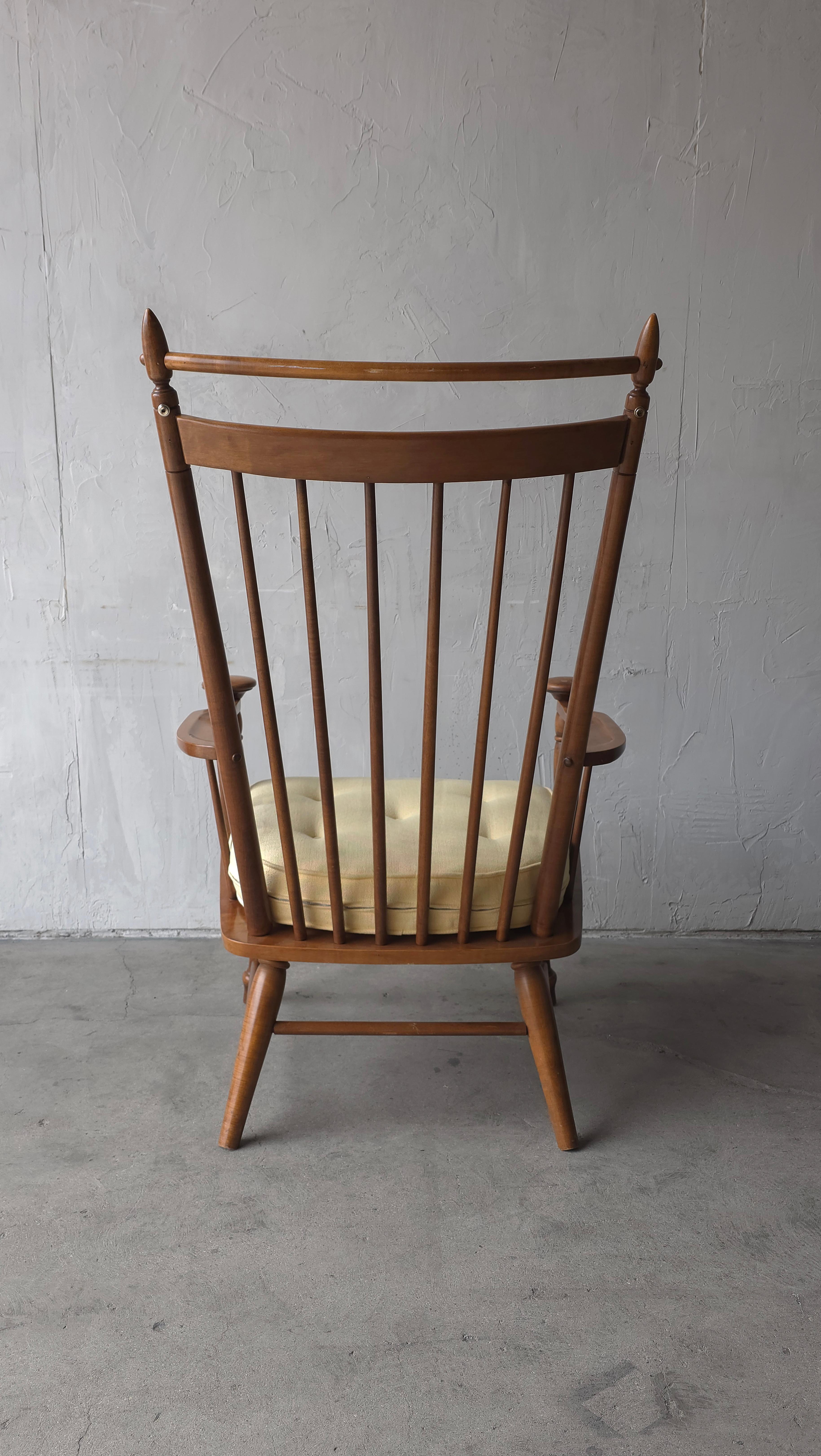 Silla Windsor con respaldo alto de mediados de siglo Arce en venta