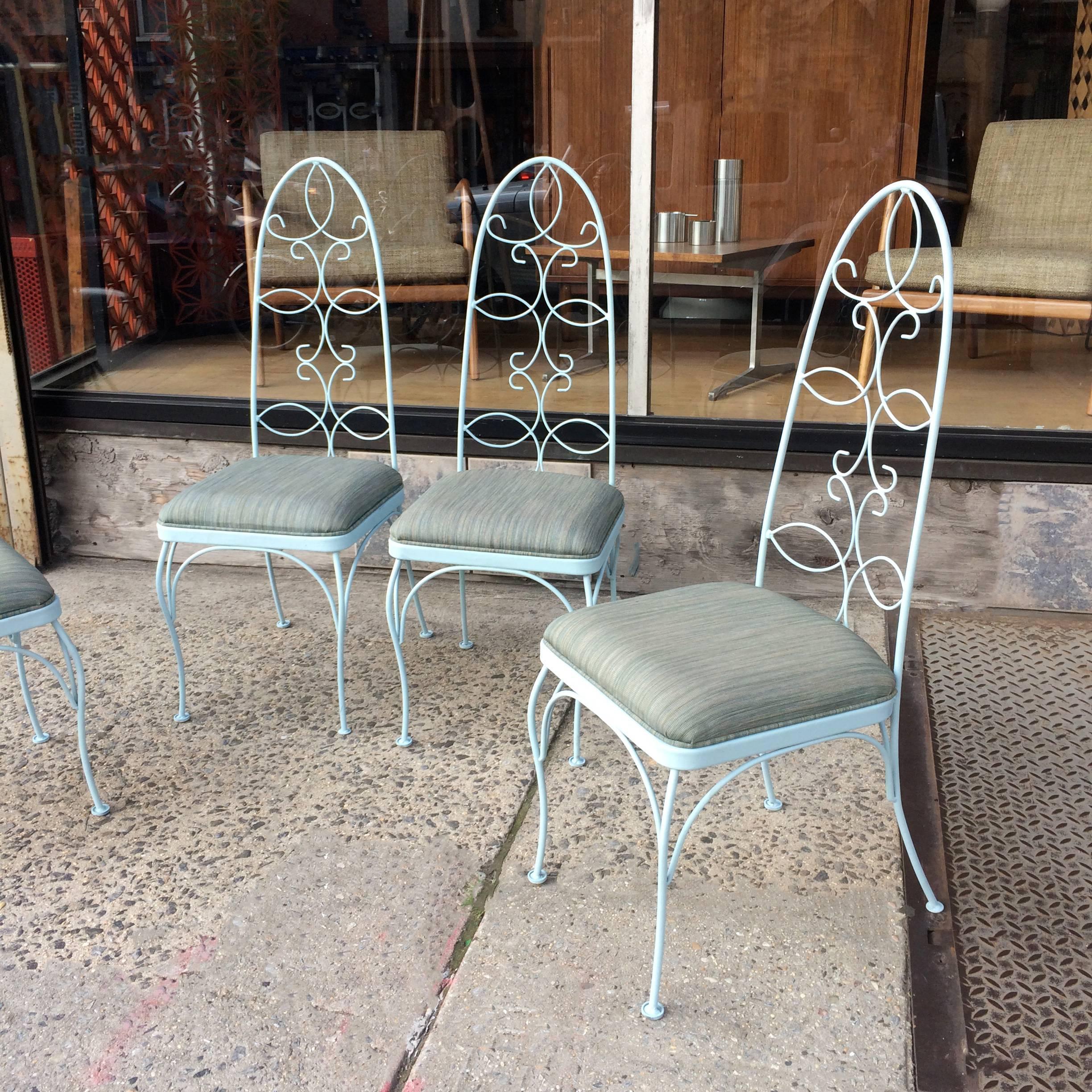 Américain Ensemble de chaises de salle à manger de patio et de jardin en fer forgé à haut dossier du milieu du siècle dernier en vente