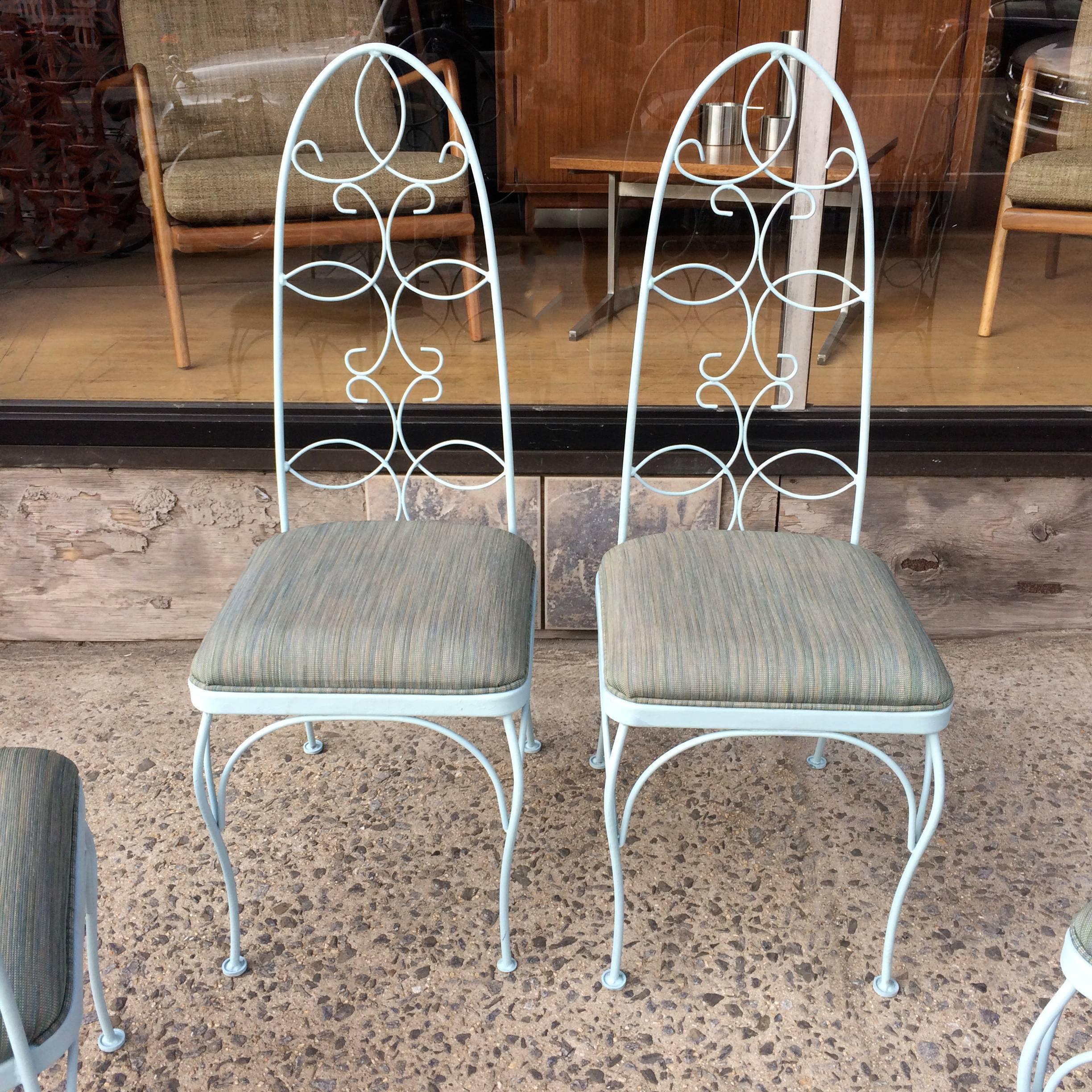 Ensemble de chaises de salle à manger de patio et de jardin en fer forgé à haut dossier du milieu du siècle dernier Excellent état - En vente à Brooklyn, NY