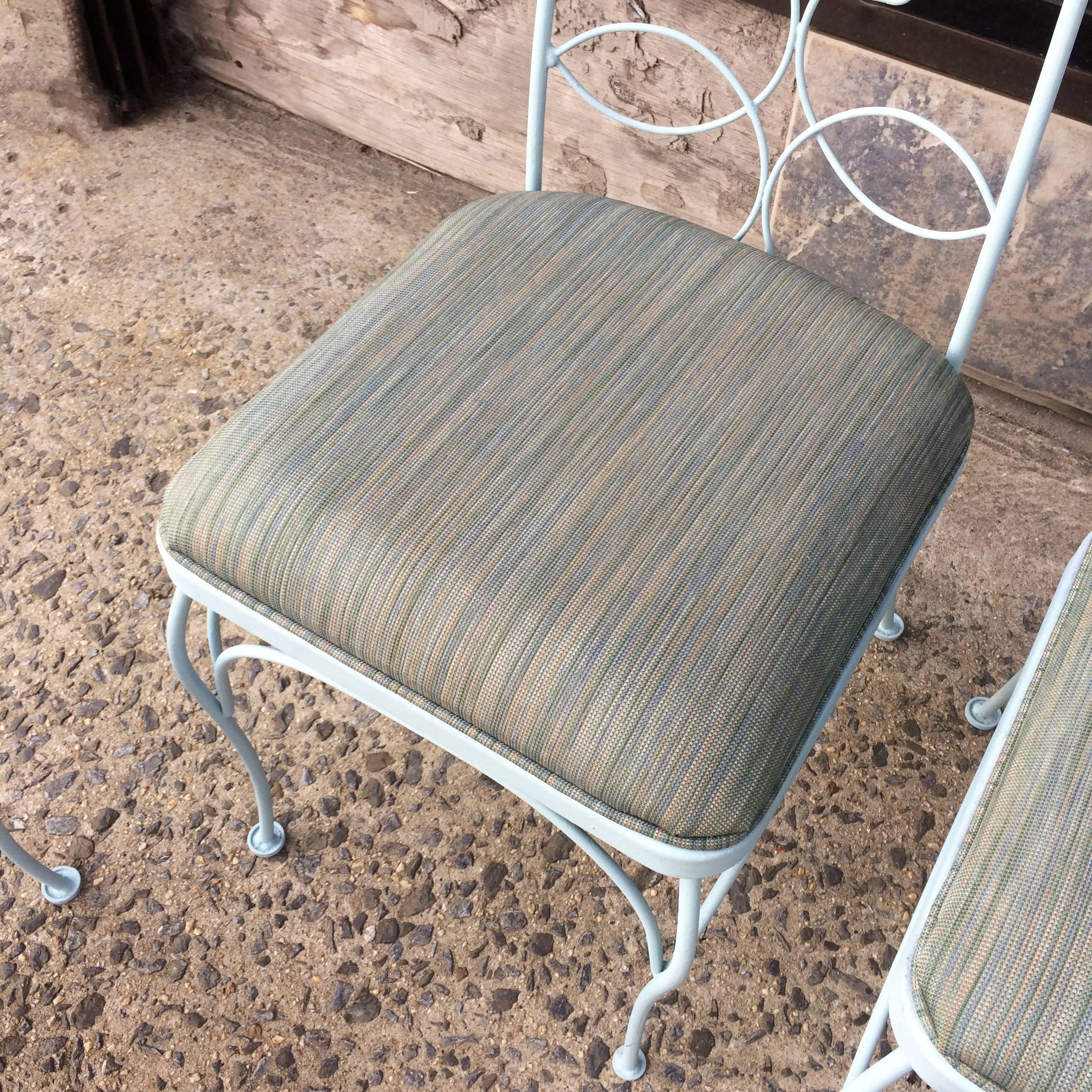 20ième siècle Ensemble de chaises de salle à manger de patio et de jardin en fer forgé à haut dossier du milieu du siècle dernier en vente