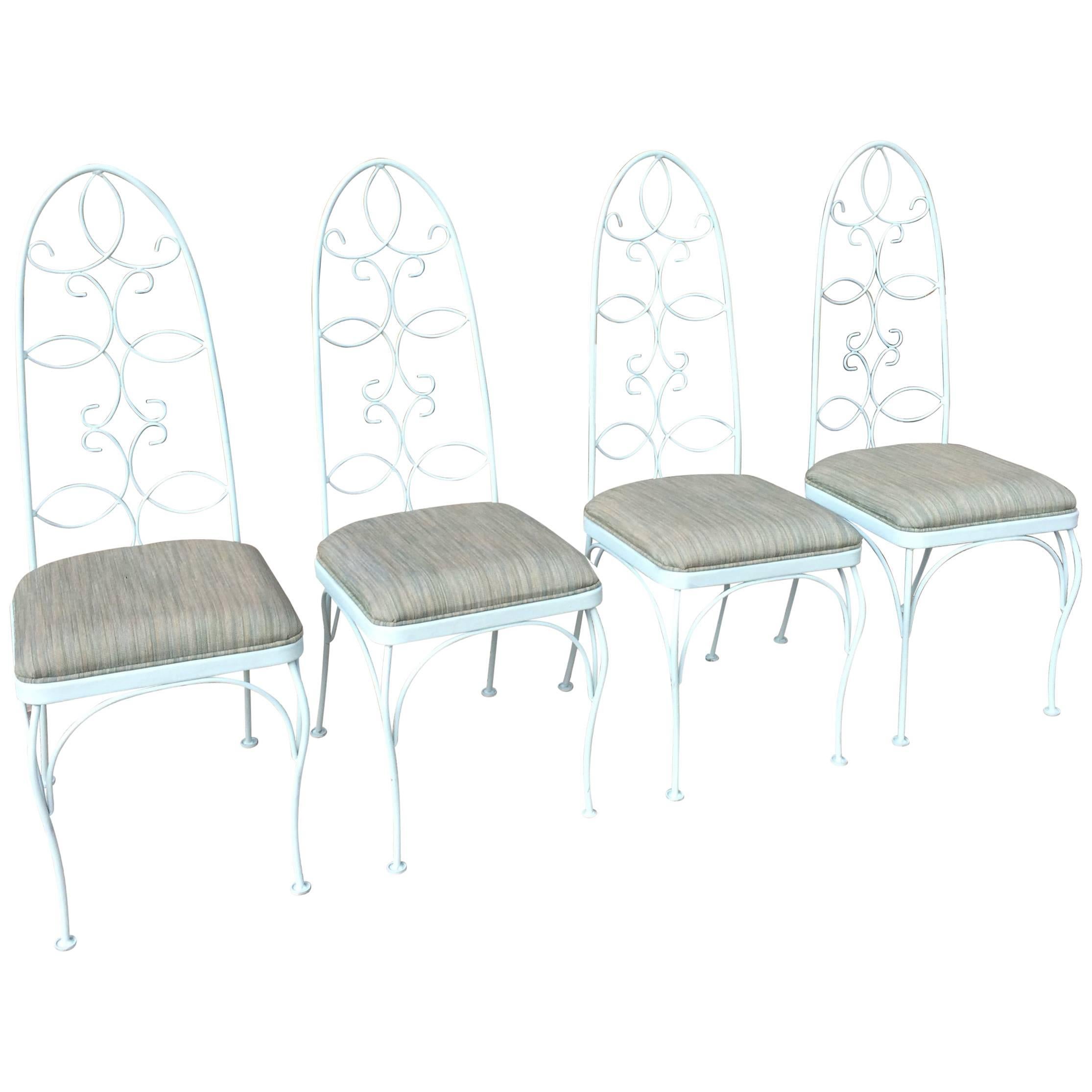 Ensemble de chaises de salle à manger de patio et de jardin en fer forgé à haut dossier du milieu du siècle dernier en vente