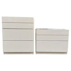 Coppia di Comodini a 3 e 2 cassetti del Mid Century con laccatura taupe lucida.