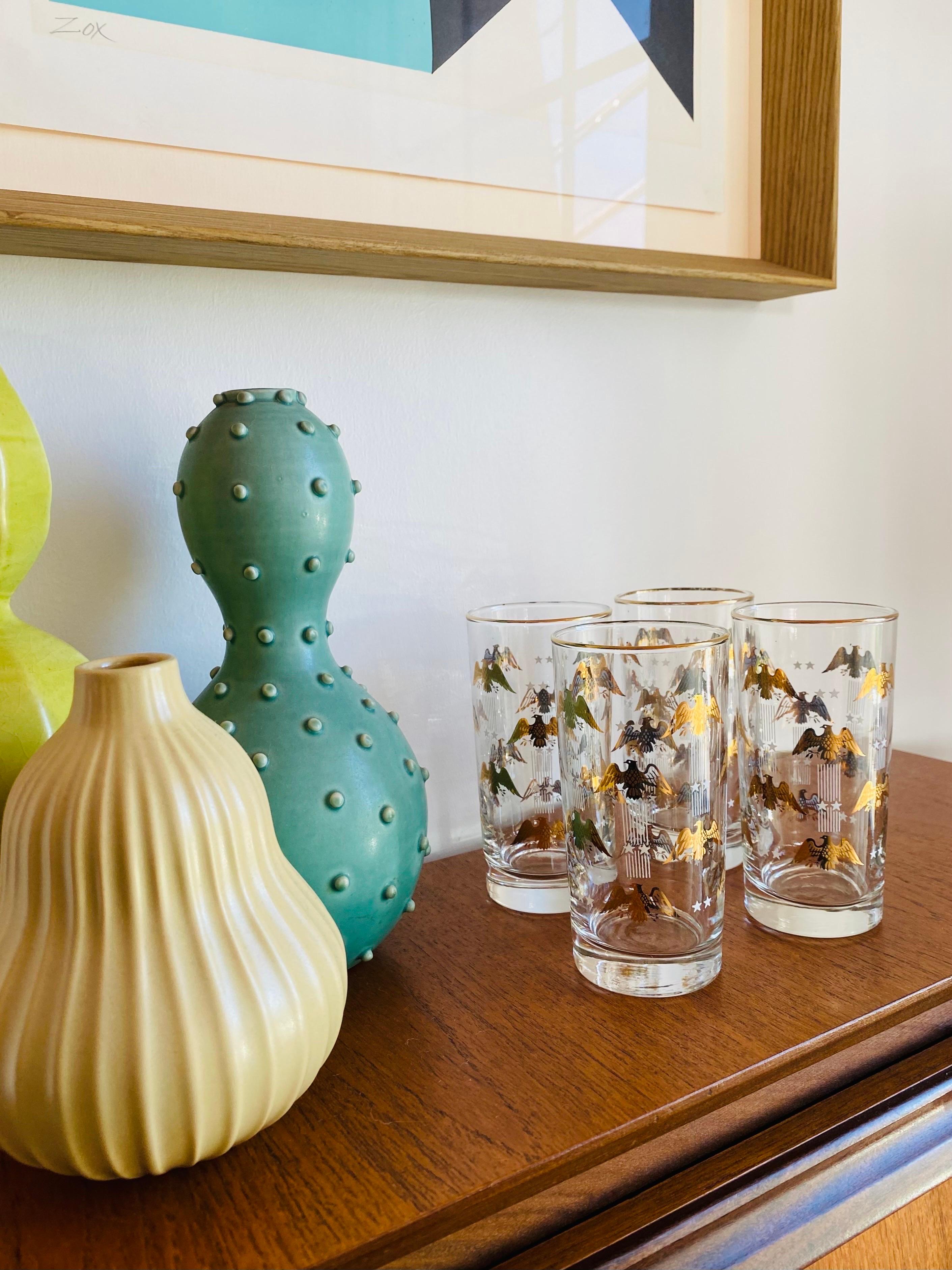 Schönes Set aus 4 Gläsern von Libbey.  Diese Stücke stammen aus der Mid-Century-Ära, in der Libbey das Design von Bargeschirr beherrschte.  Dieses Set stammt aus der Gold Eagle Stars and Stripes Collection.  Die schlichten Linien werden durch die