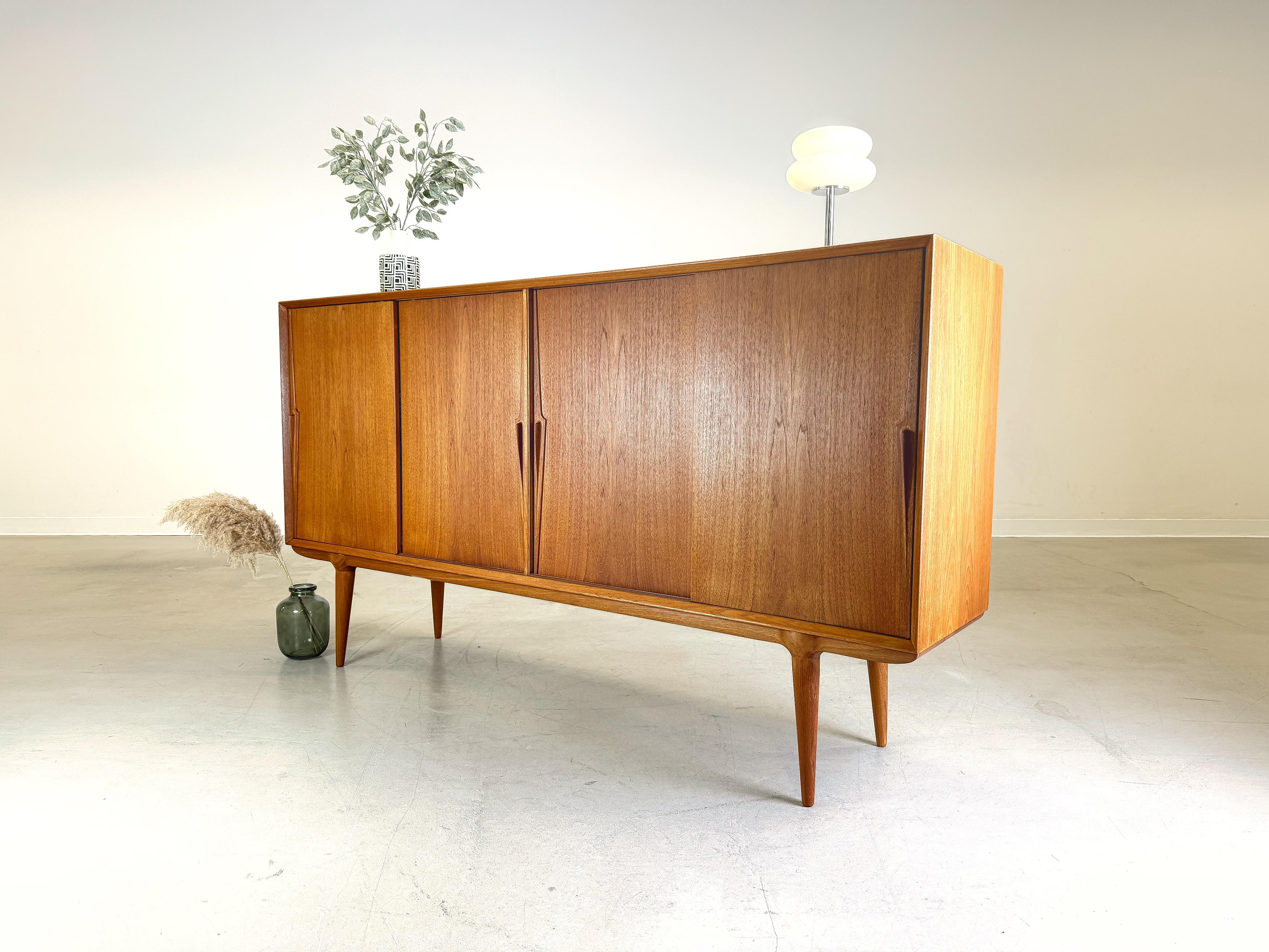 Mettiamo in vendita una bellissima credenza di Omann Jun. Il design è opera di Gunni Omann e colpisce per la sua forma elegante e per il legno di teak di prima qualità, tipico dell'epoca danese di metà secolo. Omann Jun è nota per la sua