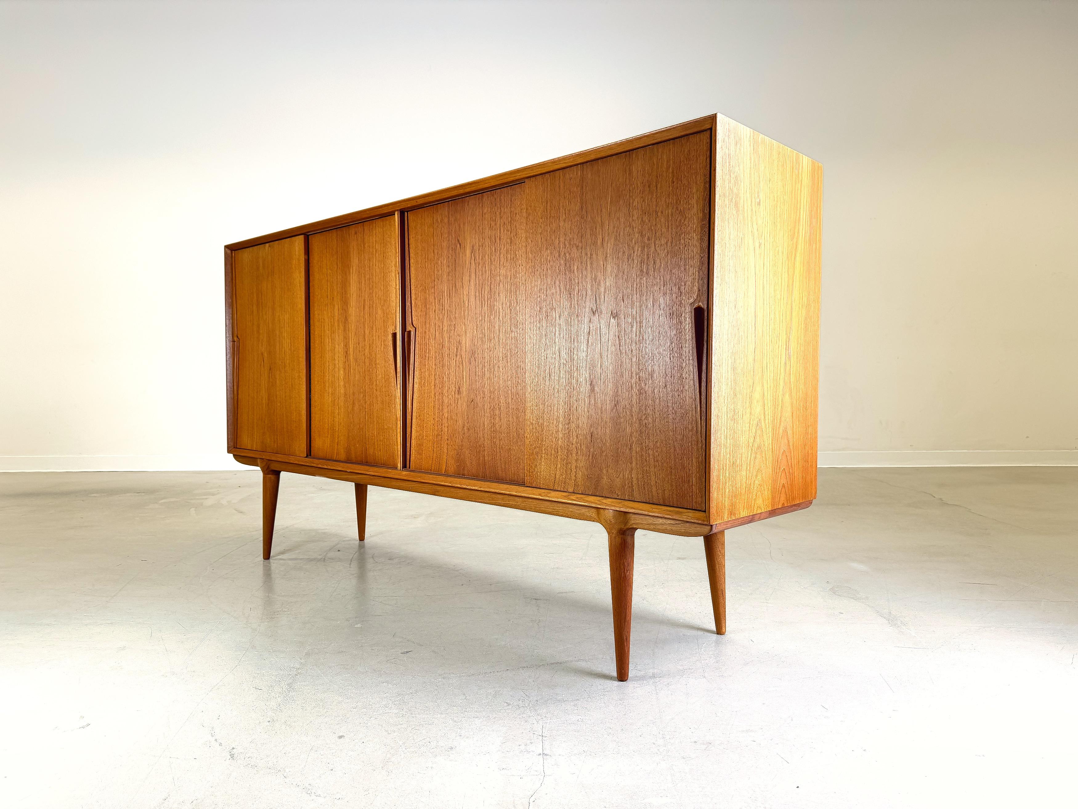 Mid-Century moderno Credenza Omann Jun di metà secolo Gunni Omann Teak in vendita