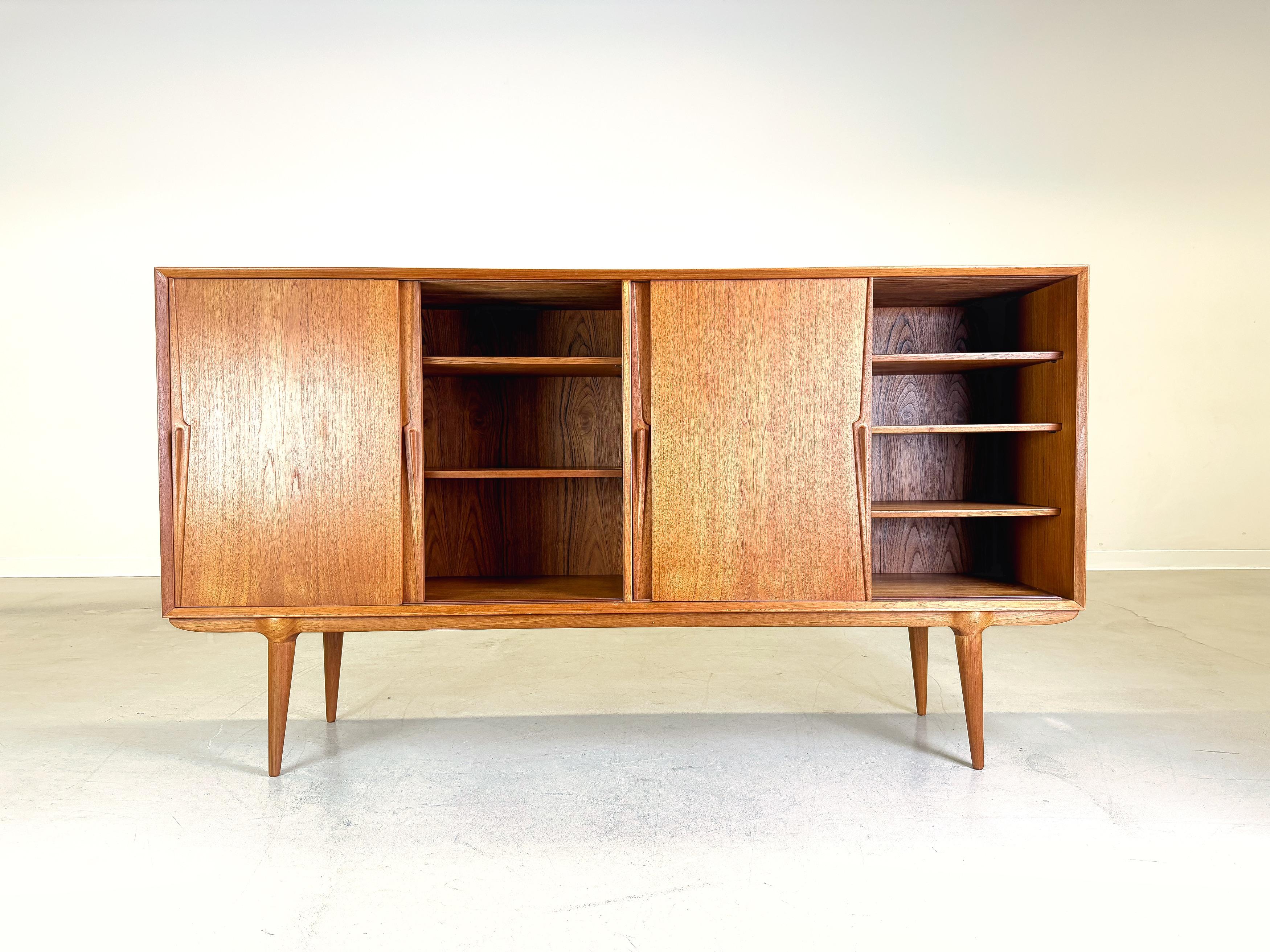 A olio Credenza Omann Jun di metà secolo Gunni Omann Teak in vendita