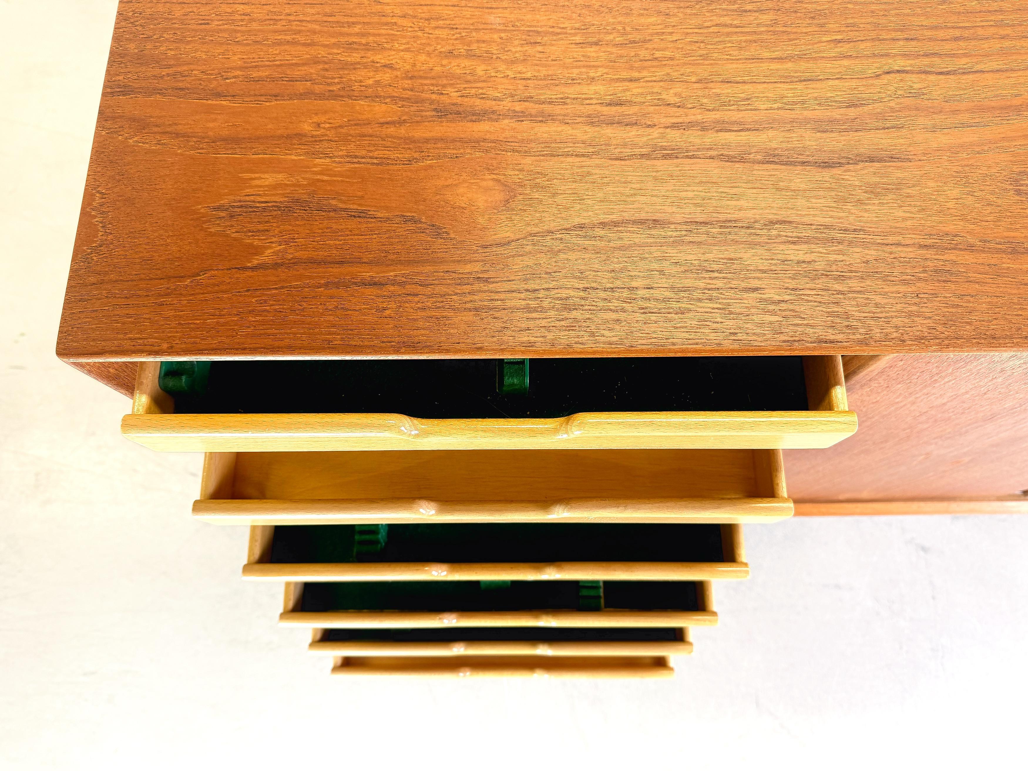 Metà XX secolo Credenza Omann Jun di metà secolo Gunni Omann Teak in vendita