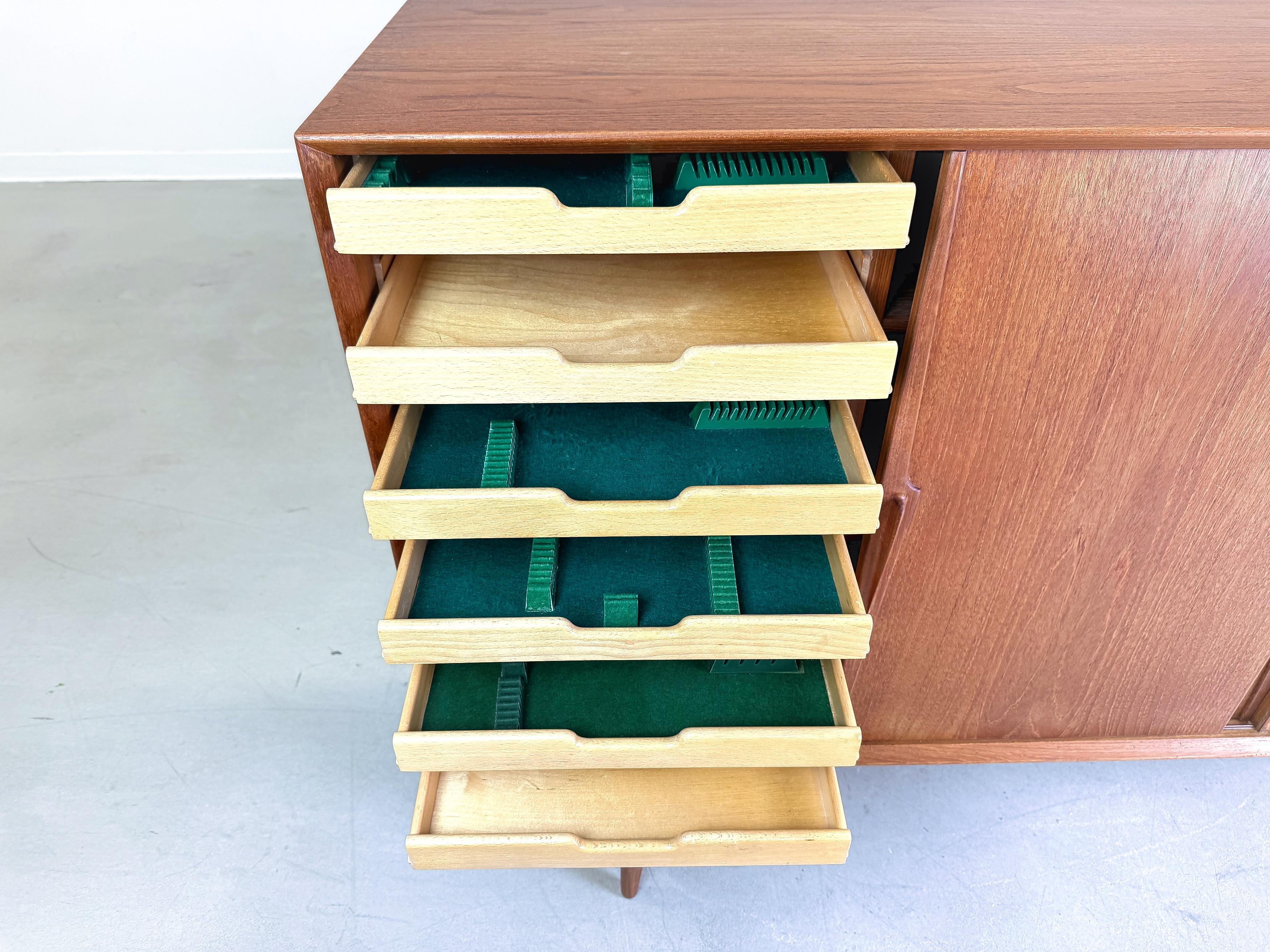 Credenza Omann Jun di metà secolo Gunni Omann Teak in vendita 1