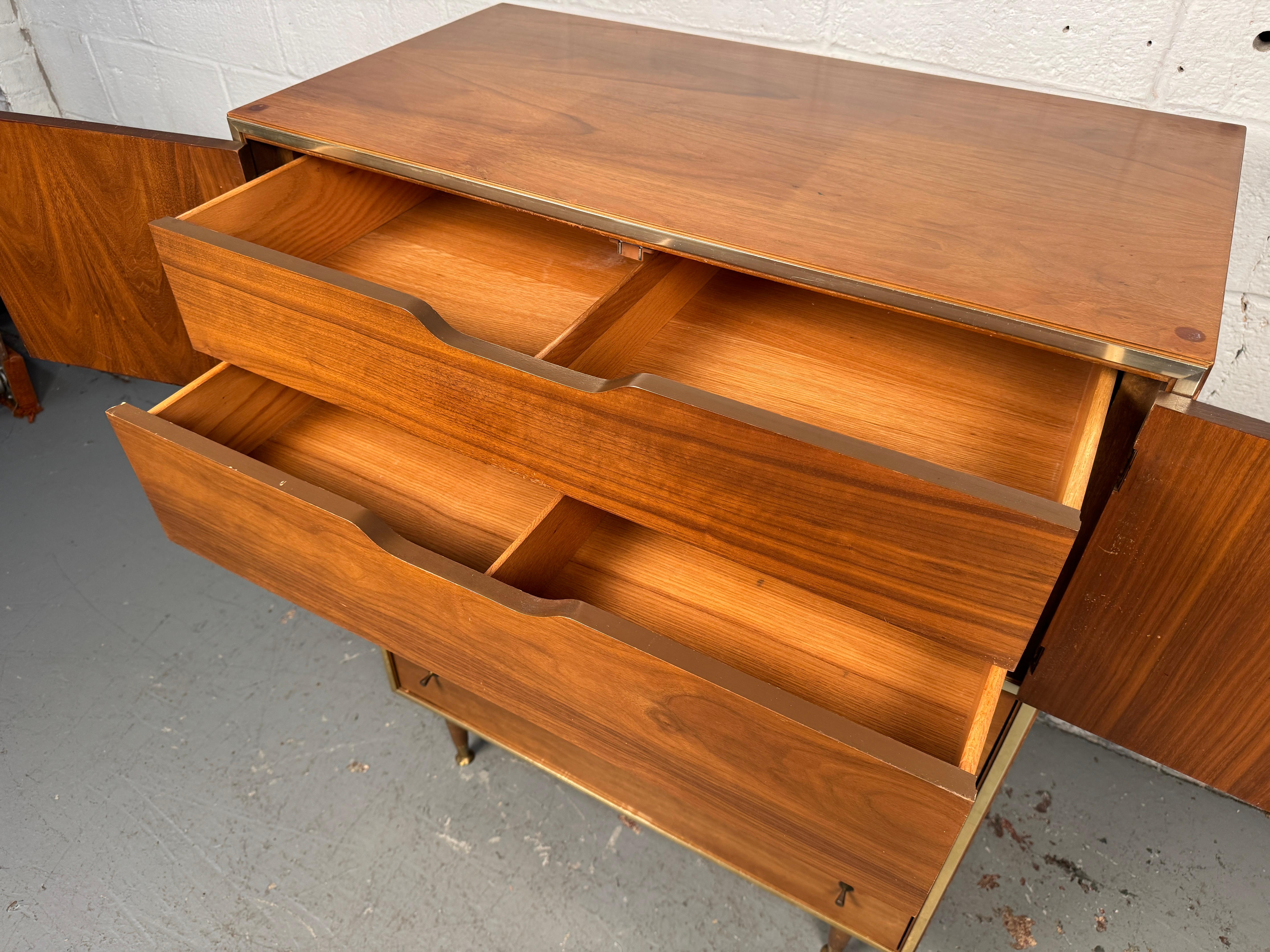Cómoda Highboy de mediados de siglo diseñada por John Cameron para Distinctive Furniture en venta 3