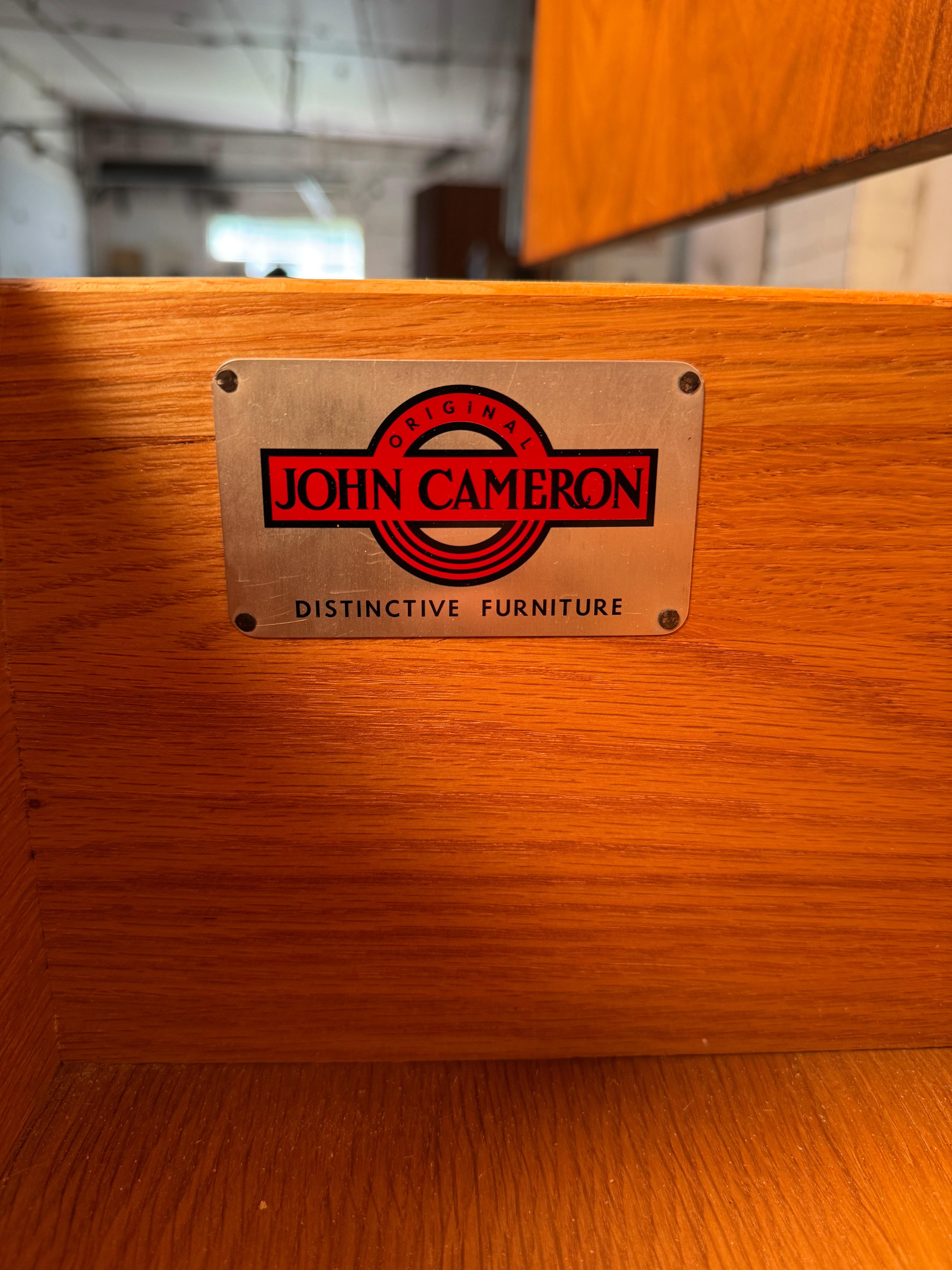Cómoda Highboy de mediados de siglo diseñada por John Cameron para Distinctive Furniture en venta 4