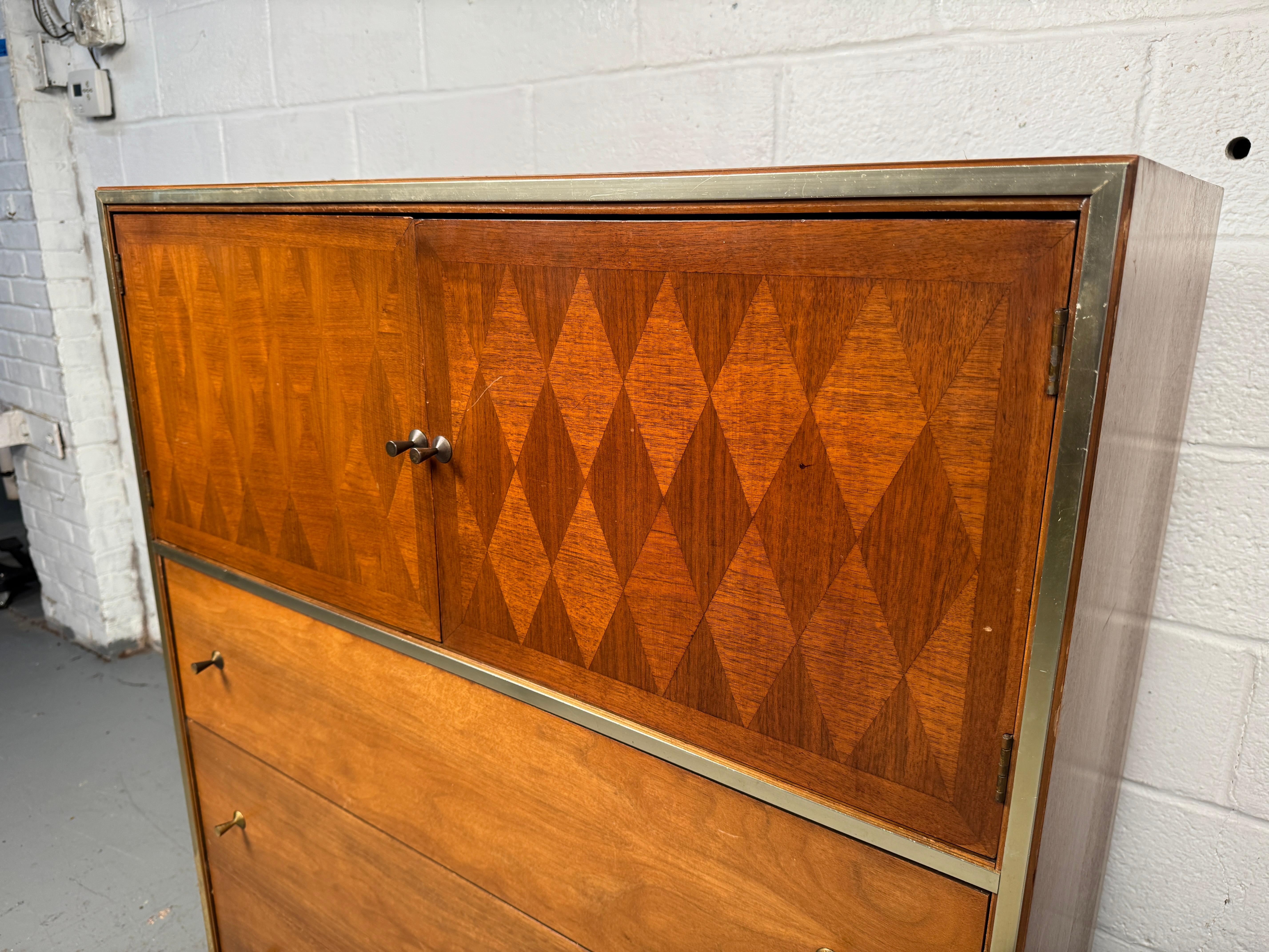 Cómoda Highboy de mediados de siglo diseñada por John Cameron para Distinctive Furniture en venta 5