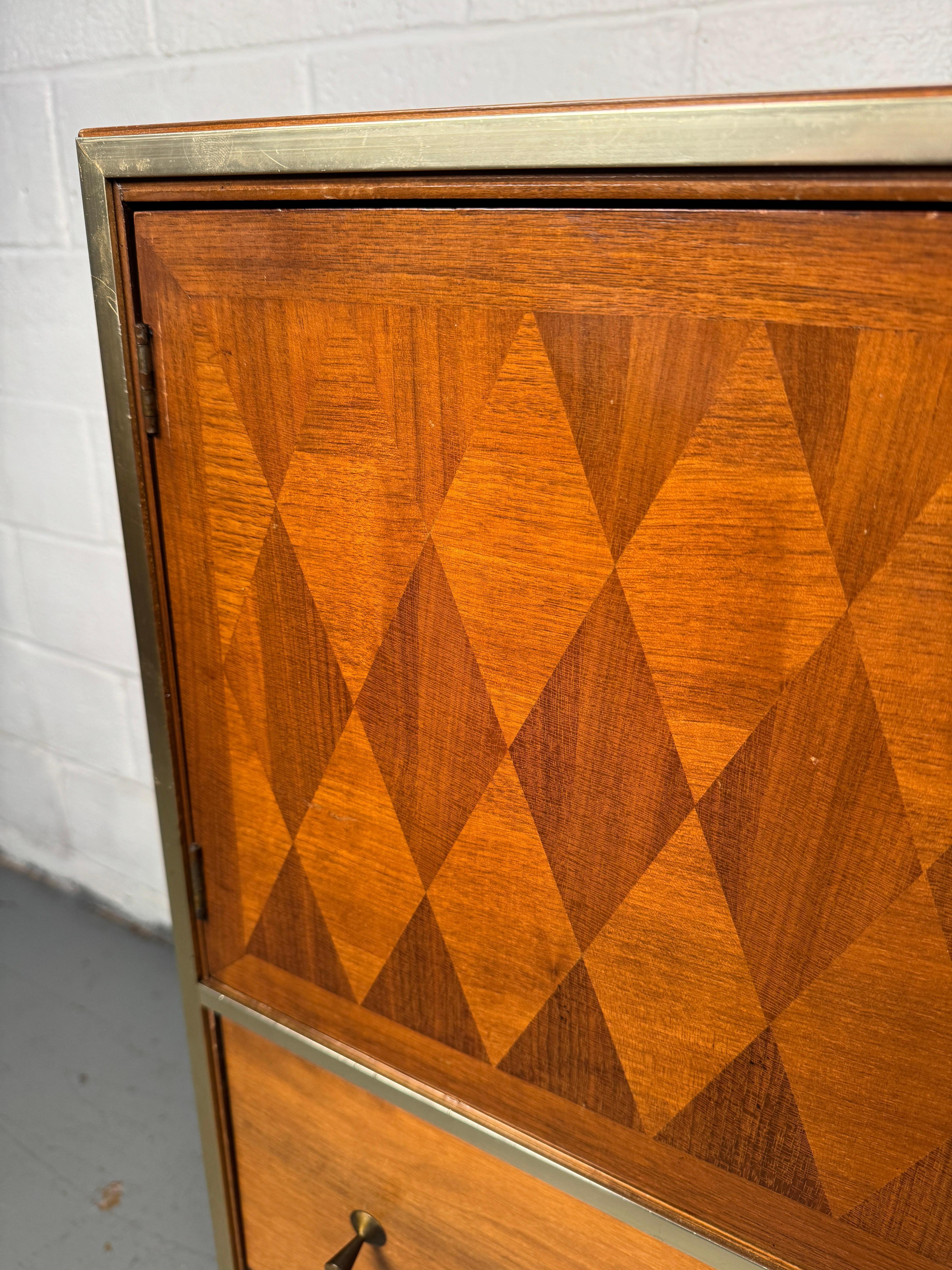 Cómoda Highboy de mediados de siglo diseñada por John Cameron para Distinctive Furniture en venta 6