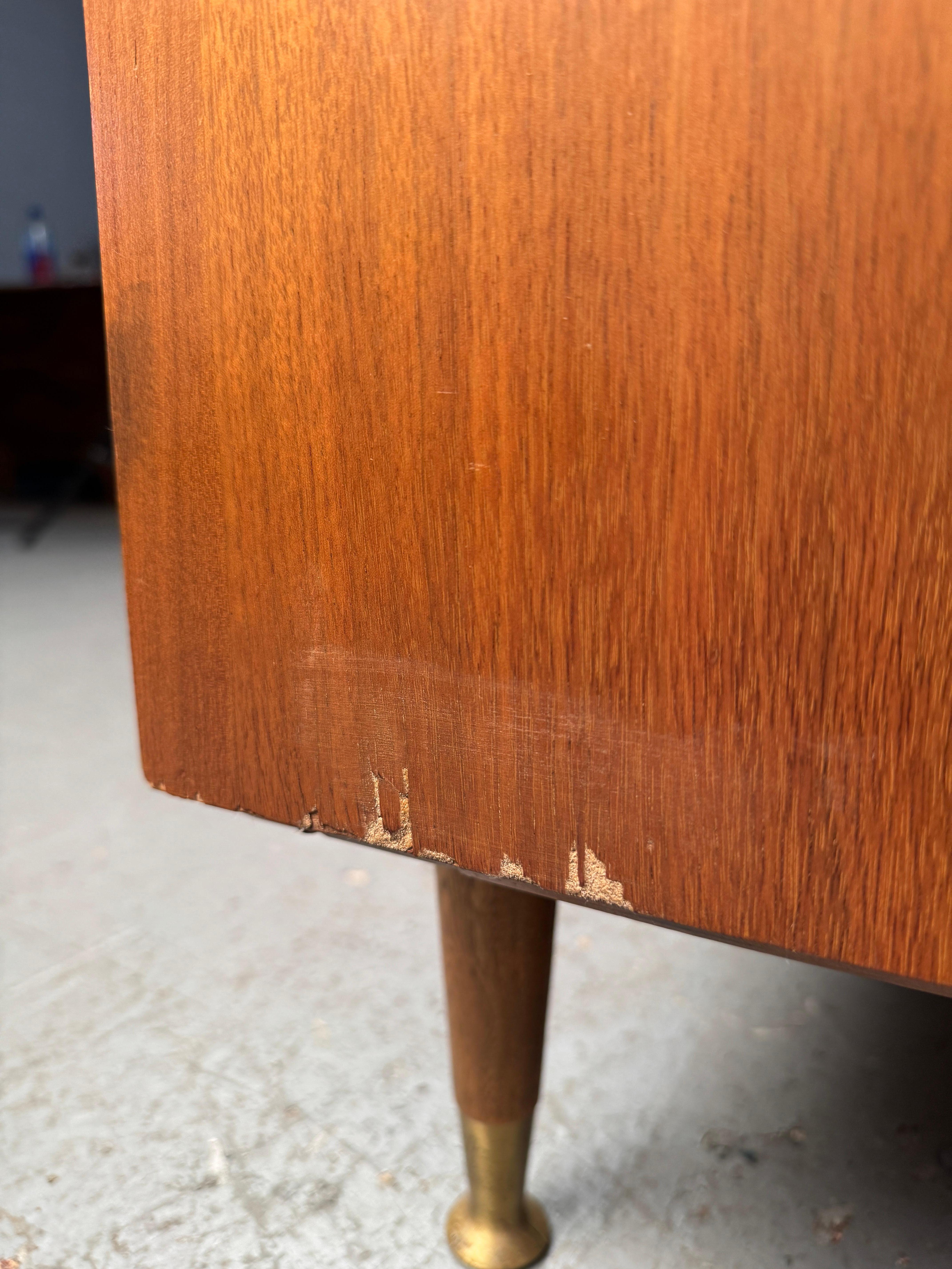 Cómoda Highboy de mediados de siglo diseñada por John Cameron para Distinctive Furniture en venta 9