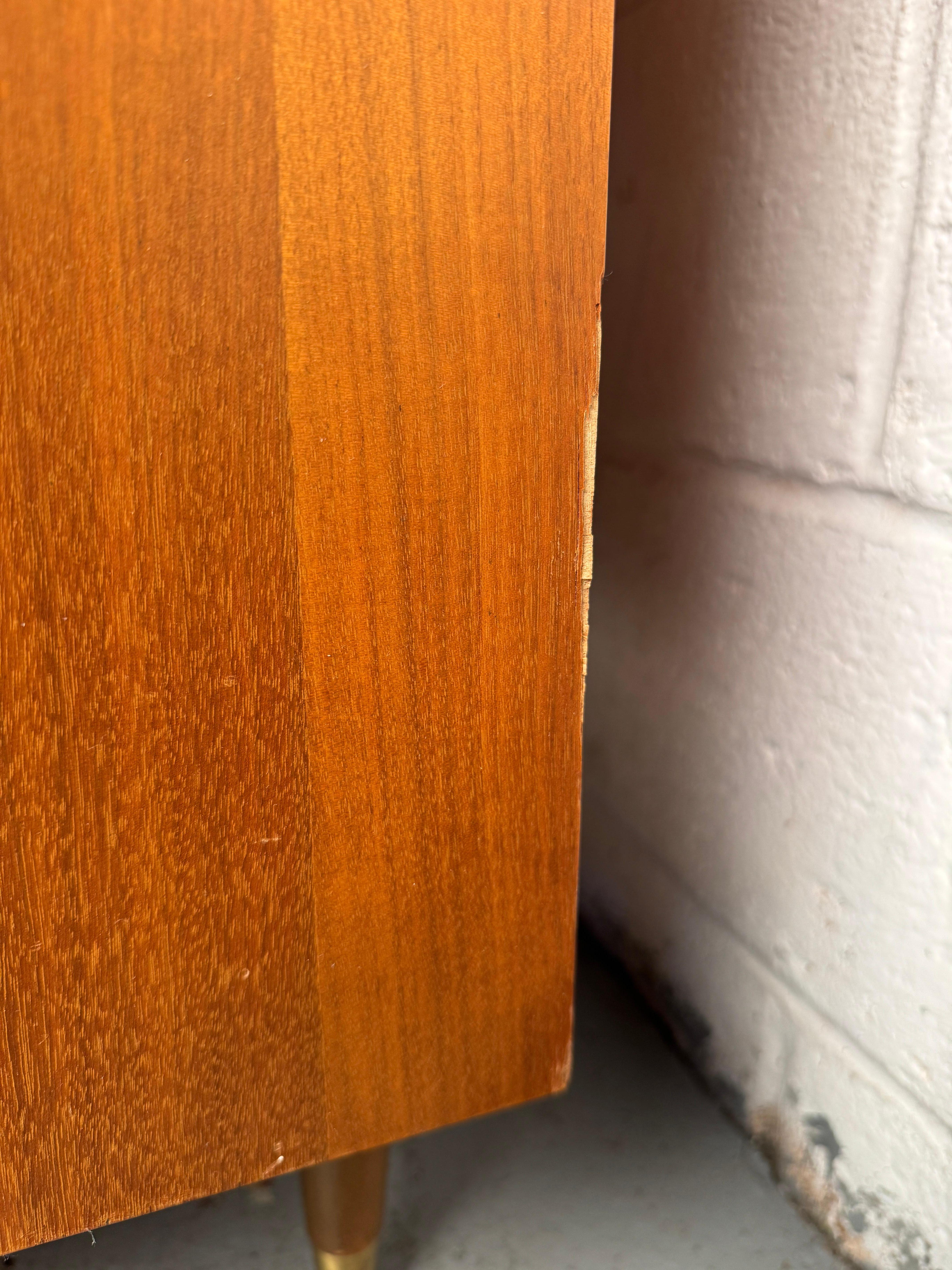 Cómoda Highboy de mediados de siglo diseñada por John Cameron para Distinctive Furniture en venta 10