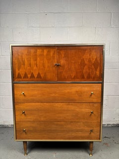 Hochkommode aus der Mitte des Jahrhunderts, entworfen von John Cameron für Distinctive Furniture