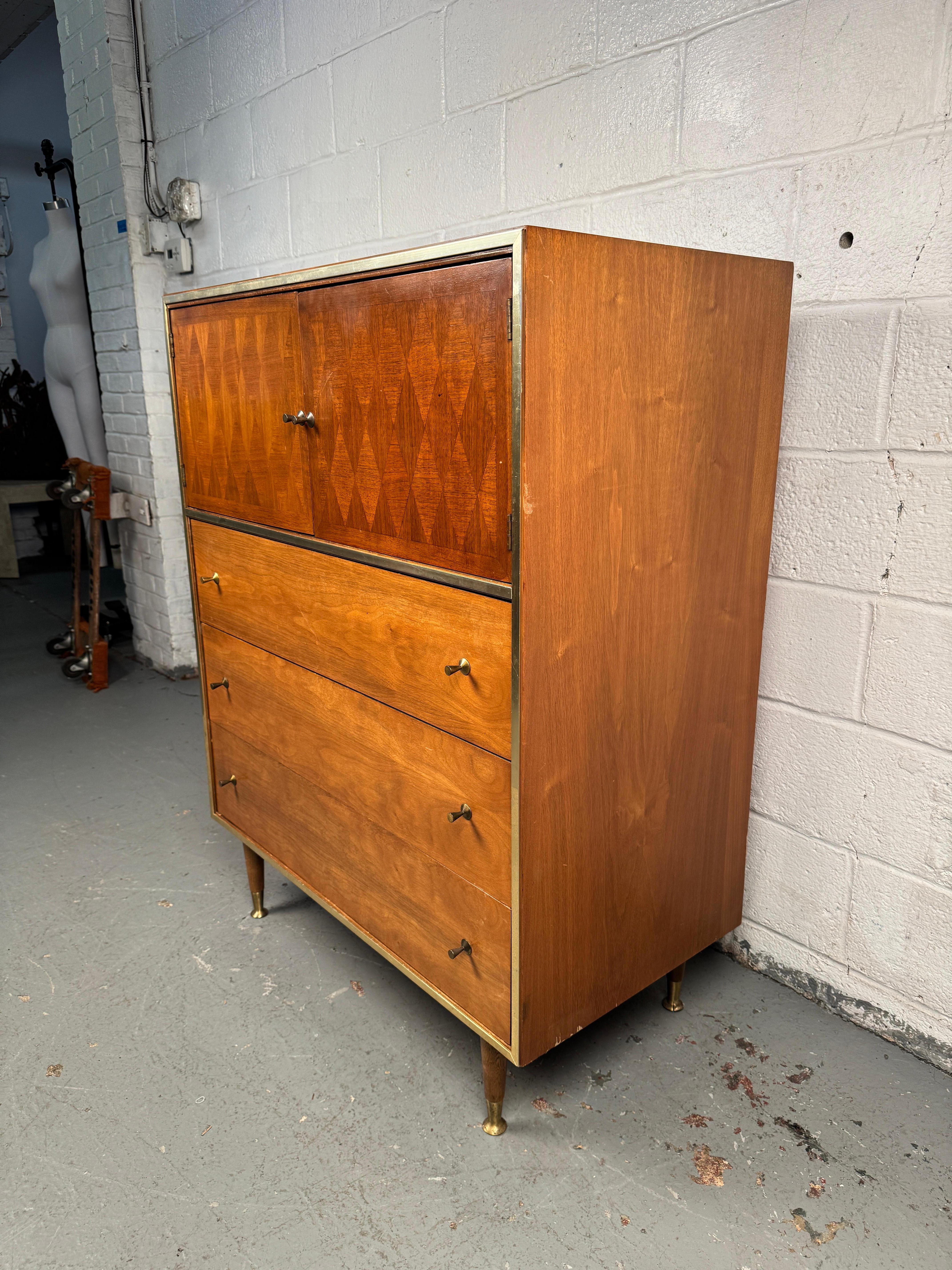 Cómoda Highboy de mediados de siglo diseñada por John Cameron para Distinctive Furniture Moderno de mediados de siglo en venta