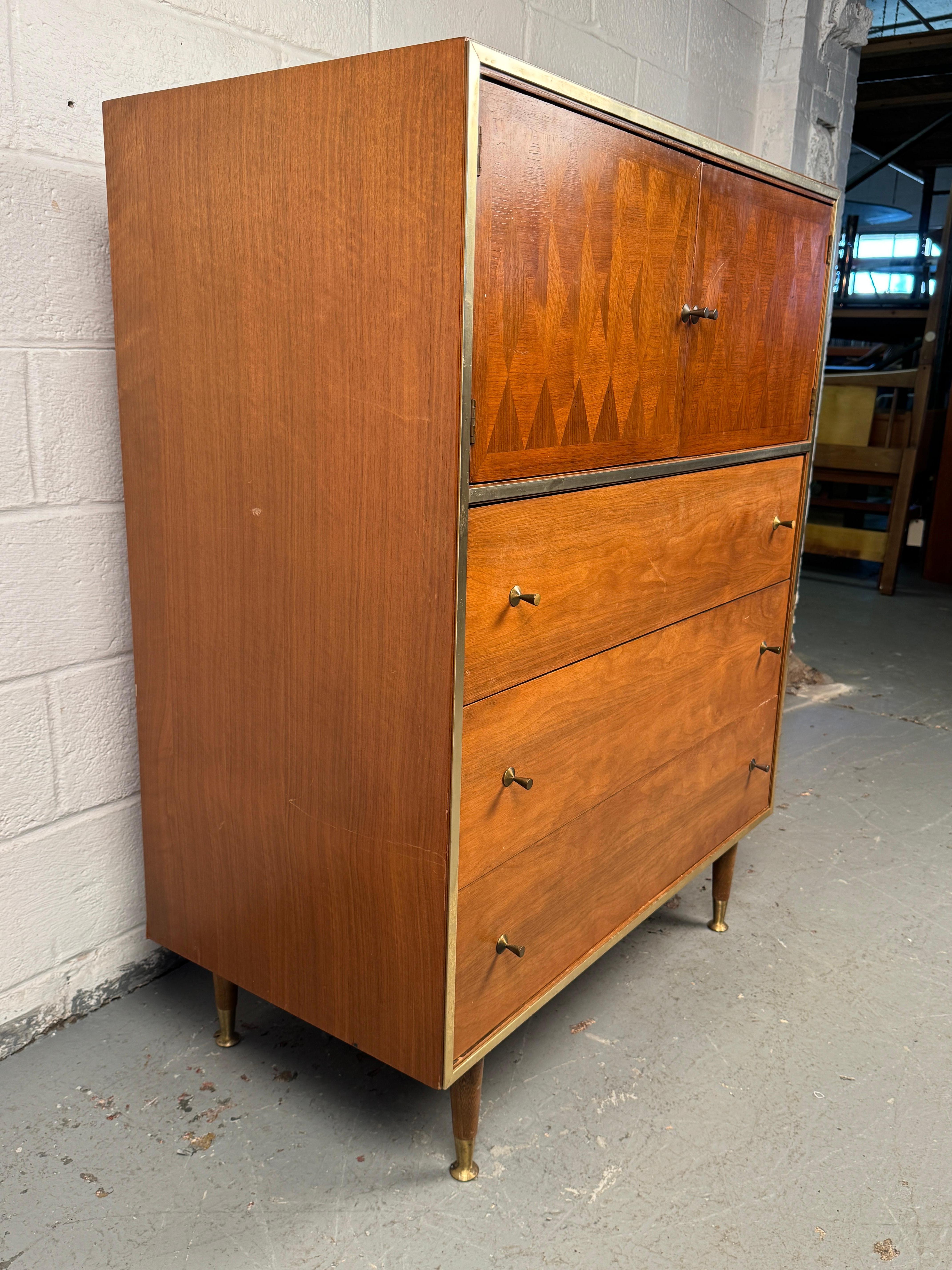 Cómoda Highboy de mediados de siglo diseñada por John Cameron para Distinctive Furniture Estadounidense en venta