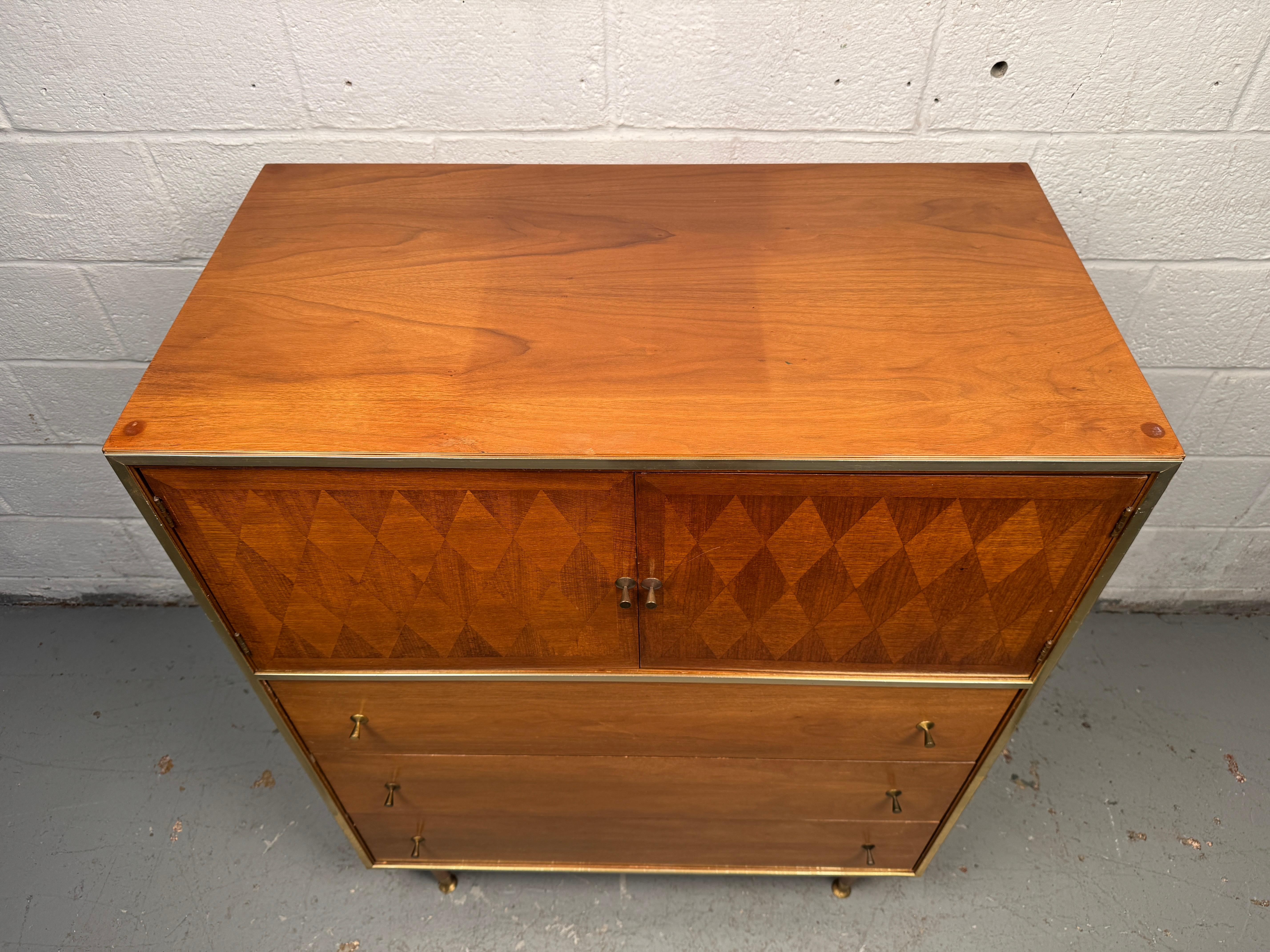 Cómoda Highboy de mediados de siglo diseñada por John Cameron para Distinctive Furniture en Bueno estado para la venta en Brooklyn, NY