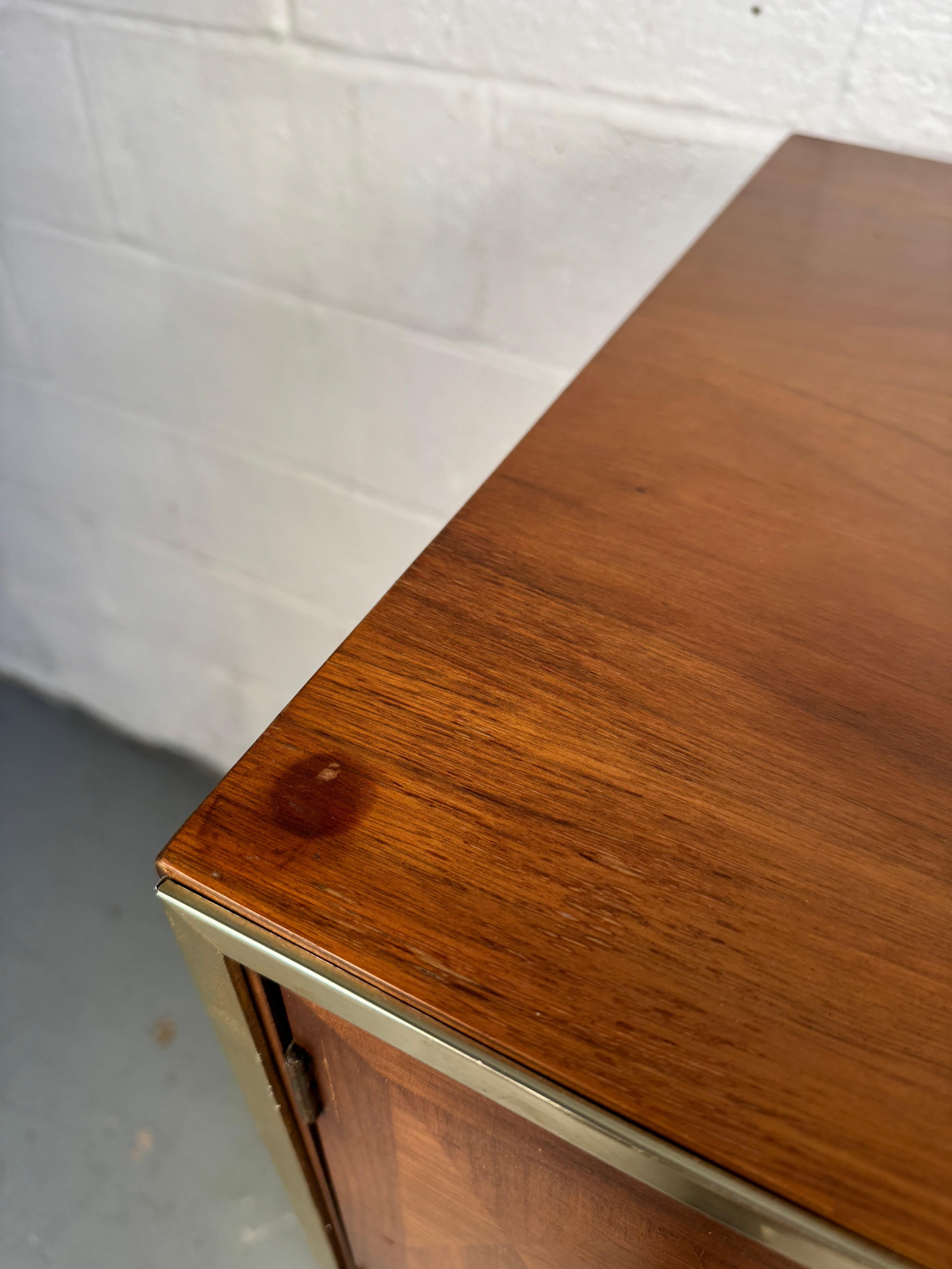 Cómoda Highboy de mediados de siglo diseñada por John Cameron para Distinctive Furniture siglo XX en venta
