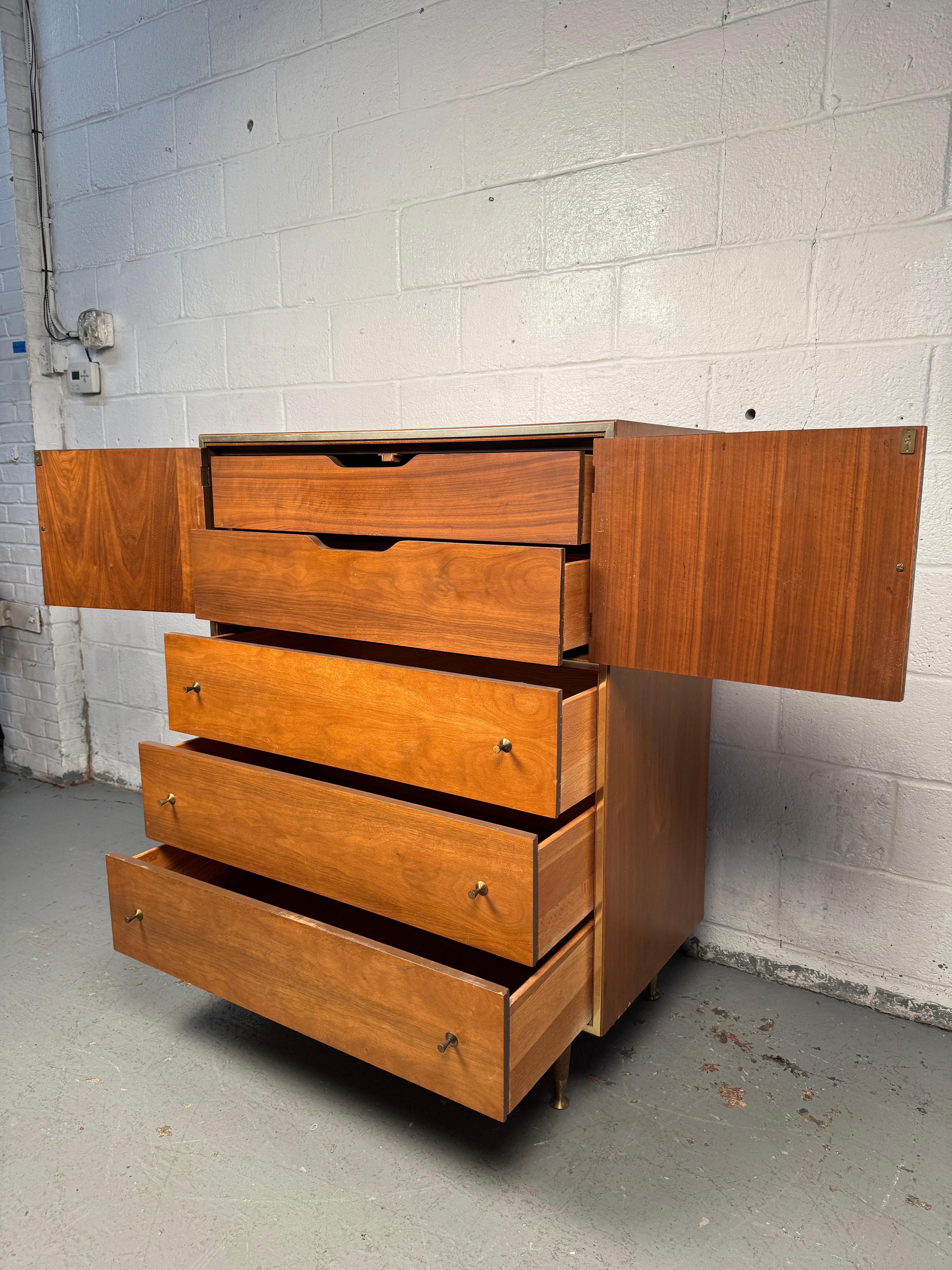 Cómoda Highboy de mediados de siglo diseñada por John Cameron para Distinctive Furniture en venta 1