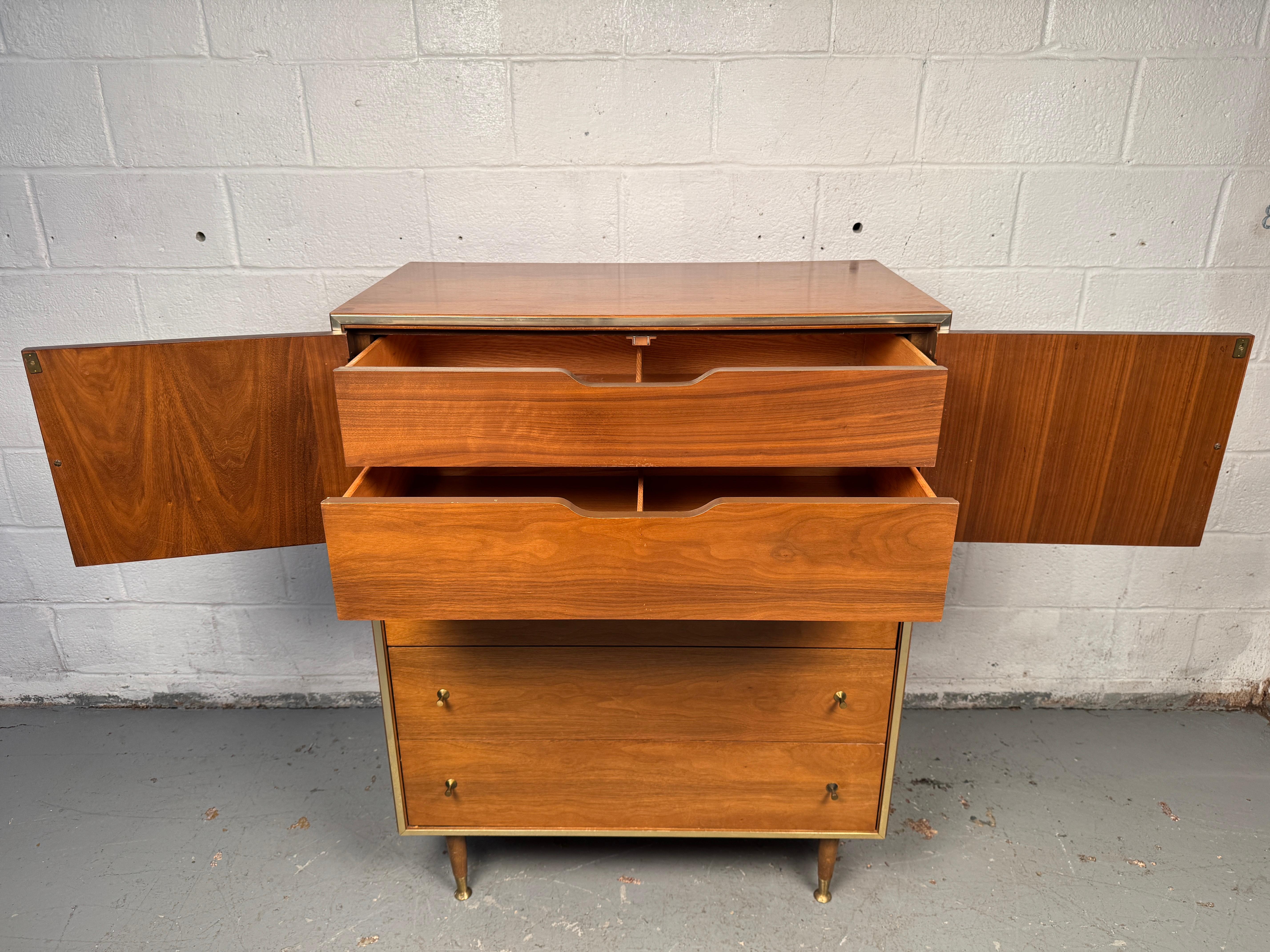 Cómoda Highboy de mediados de siglo diseñada por John Cameron para Distinctive Furniture en venta 2
