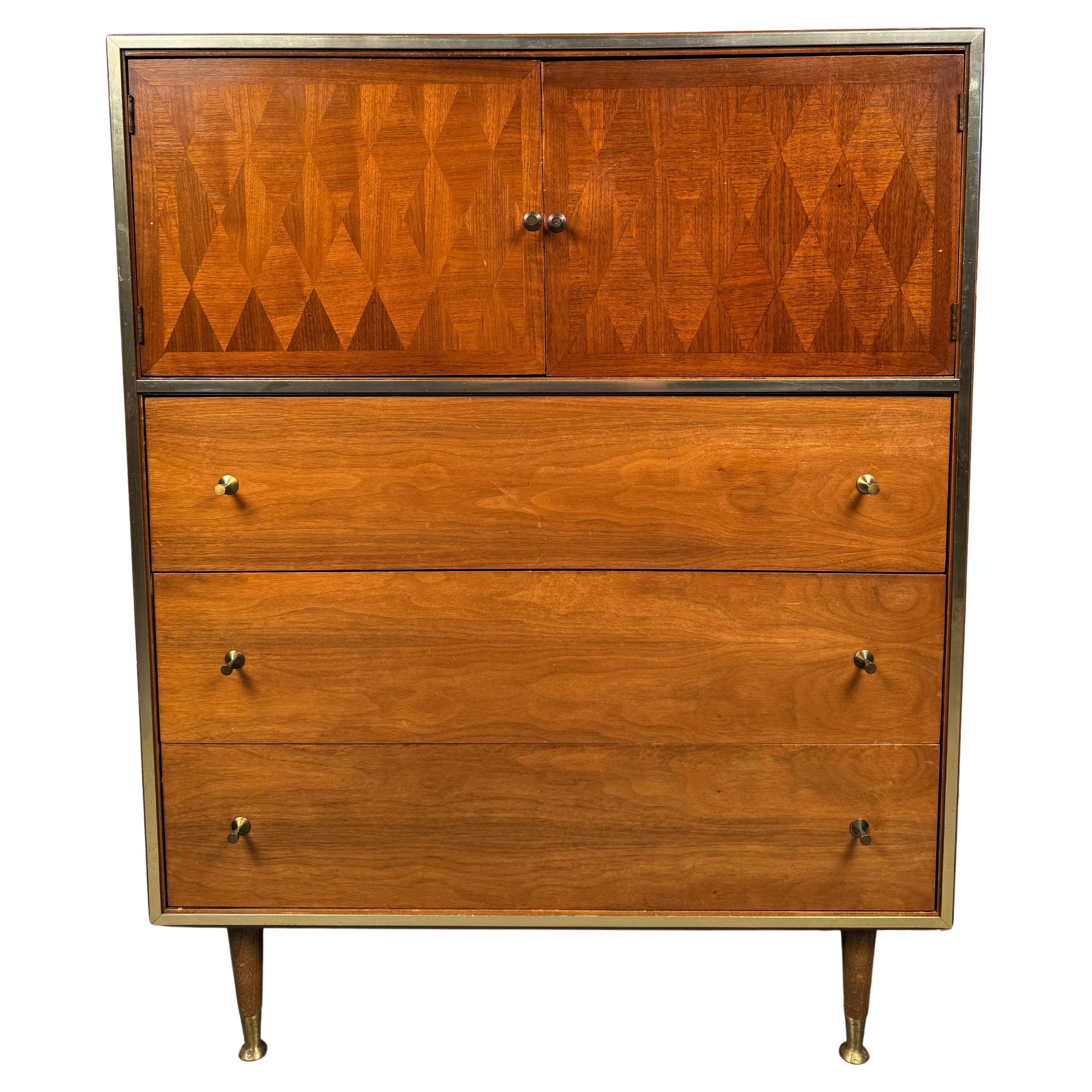 Cómoda Highboy de mediados de siglo diseñada por John Cameron para Distinctive Furniture en venta