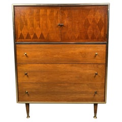 Cómoda Highboy de mediados de siglo diseñada por John Cameron para Distinctive Furniture