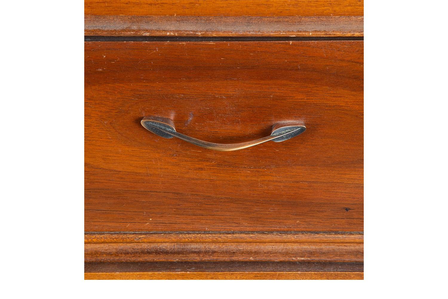 Un elegante comò alto moderno. Si tratta di un bellissimo esempio di artigianato Mid-Century di Dixie Furniture, dotato di due cassetti superiori con attraenti tiretti e tre cassetti inferiori lunghi e larghi, per un ampio spazio di archiviazione,