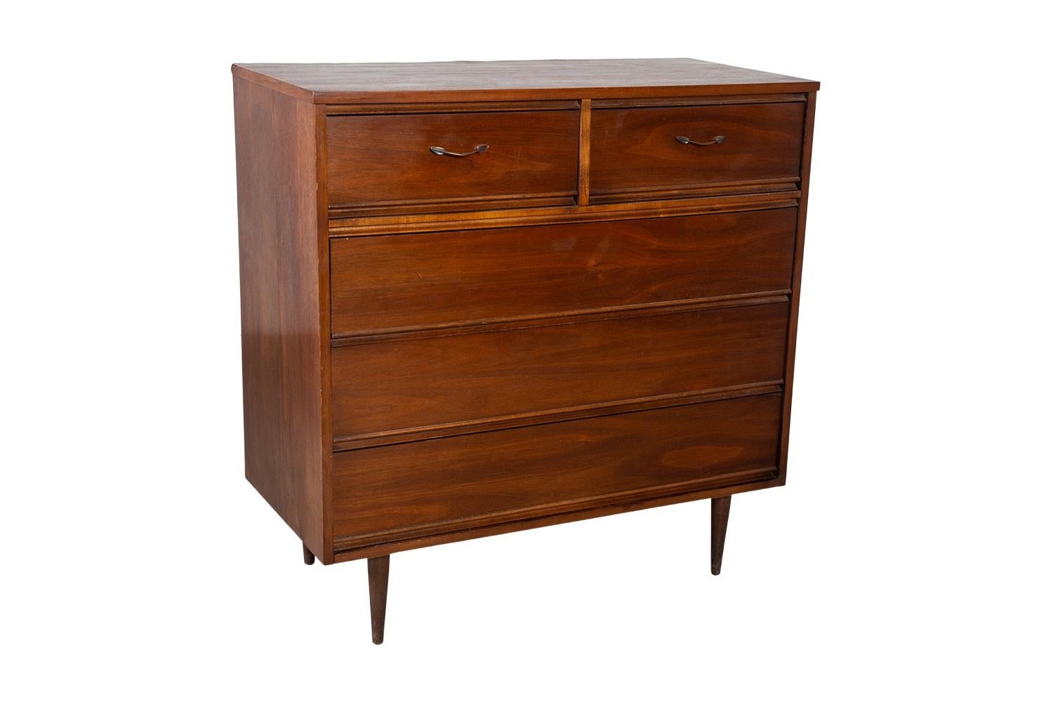 Mid-Century Highboy Tall Walnut Dresser by Dixie Furniture in vendita 2