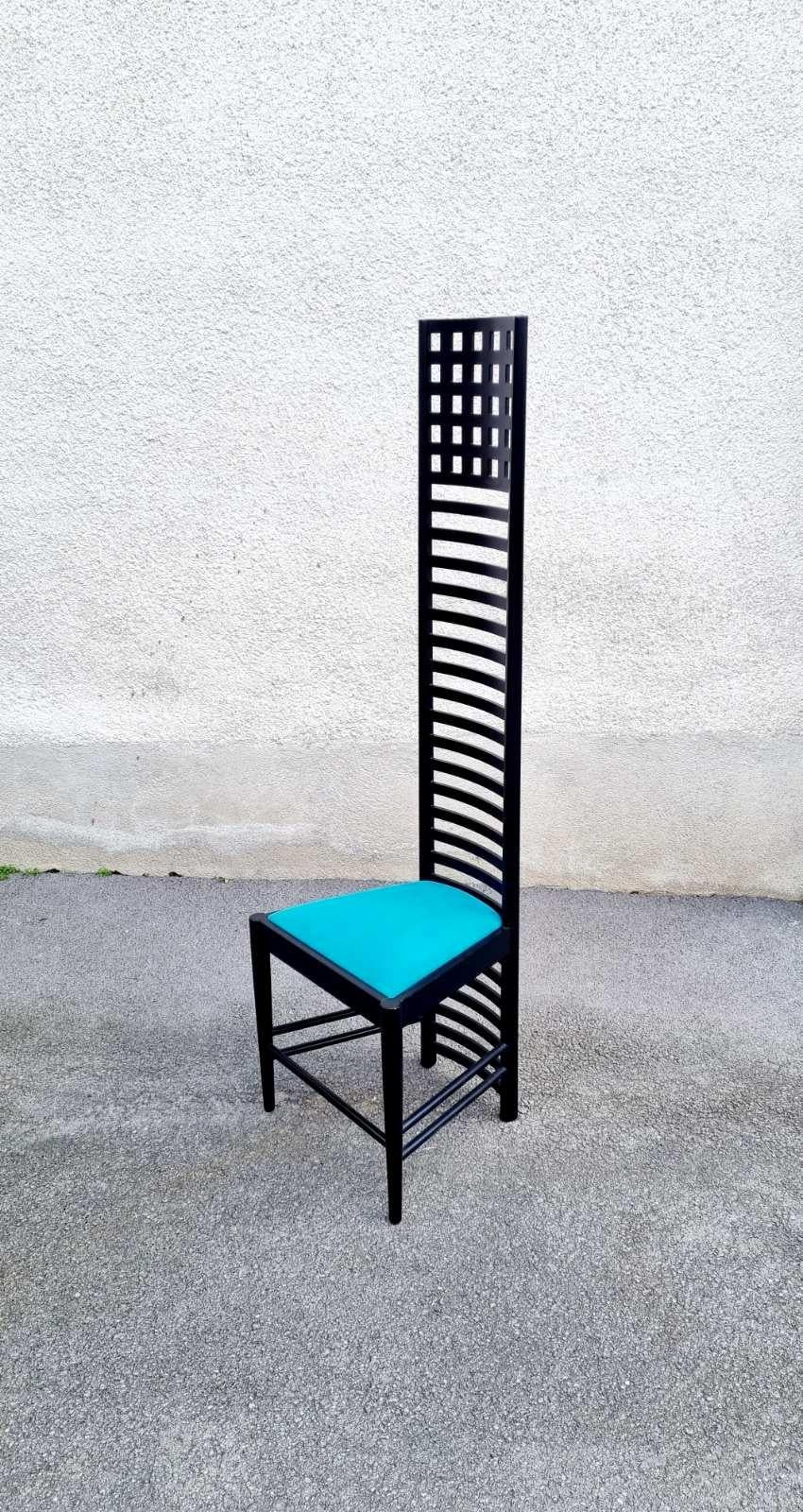 Gorgeous Hill House 1 Chair wurde von Charles Rennie Mackintosh im Jahr 1902 entworfen.
Dies ist eine Reproduktion aus den 80er Jahren, hergestellt in Cormons Italien.
-------
Er ist einer der berühmtesten Stühle, mit einem einzigartigen