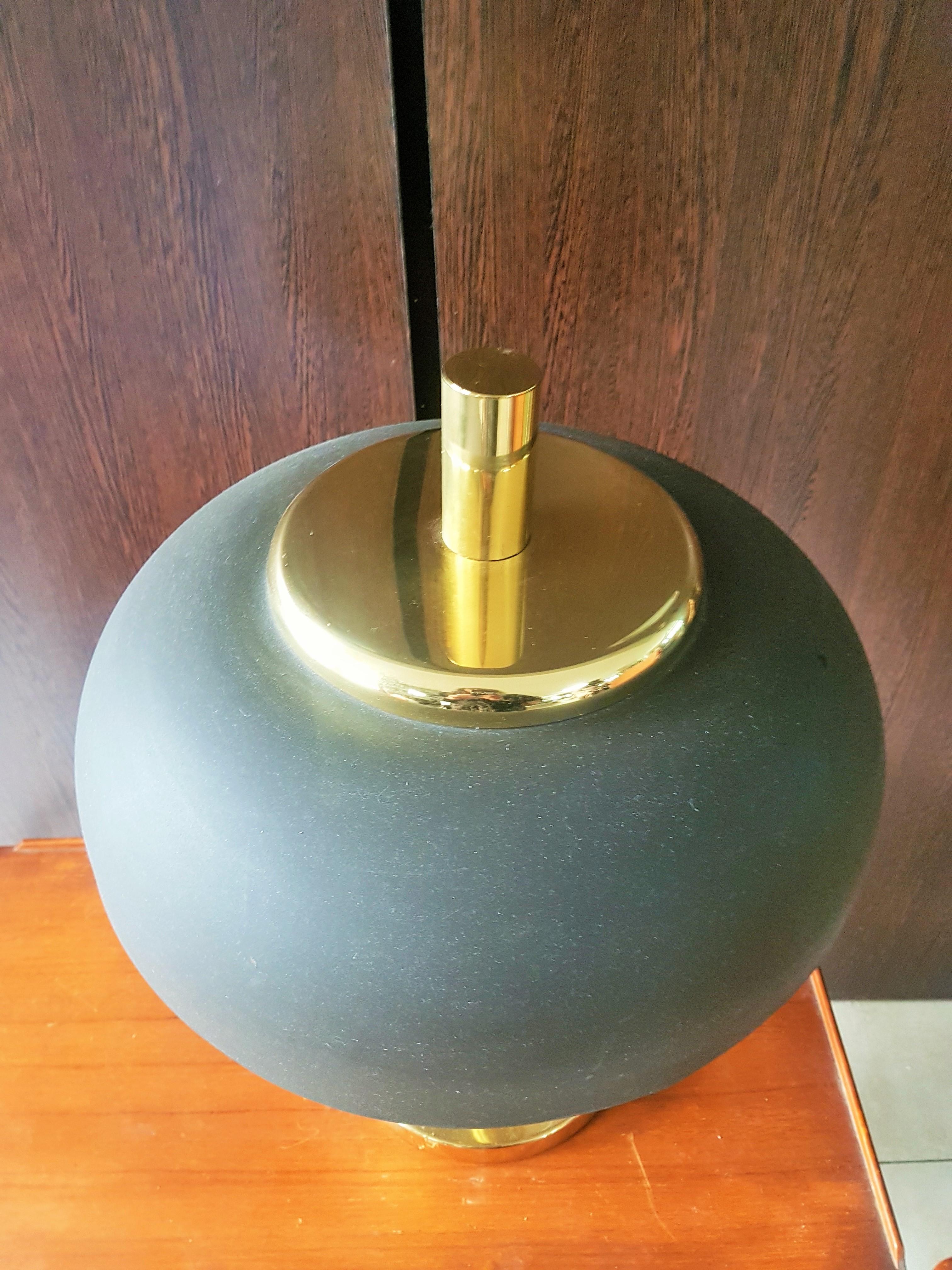Messingfuß-Tischlampe aus der Mitte des Jahrhunderts, brauner Metallschirm, Deutschland, 1960er Jahre b Hillebrand.

Guter Vintage-Zustand. Zwei e27-Fassungen.