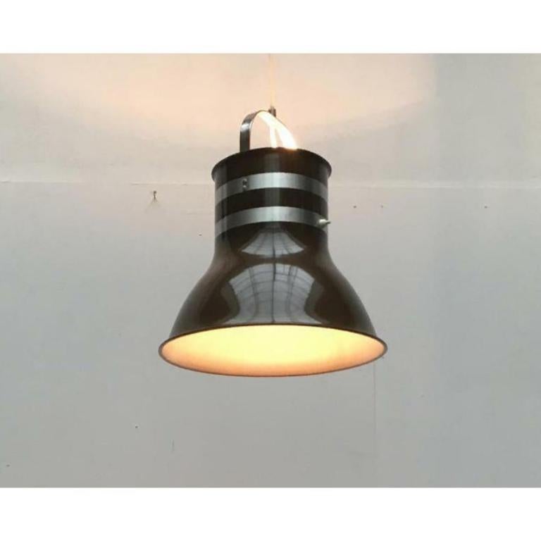 Grande pendule d'Atelje Lyktan/Kosta Lampan d'après un design de Per Sundstedt datant du début des années 70.

Le grand corps de lampe en aluminium peint suit un langage de conception technique et semble très industriel. Les deux points de