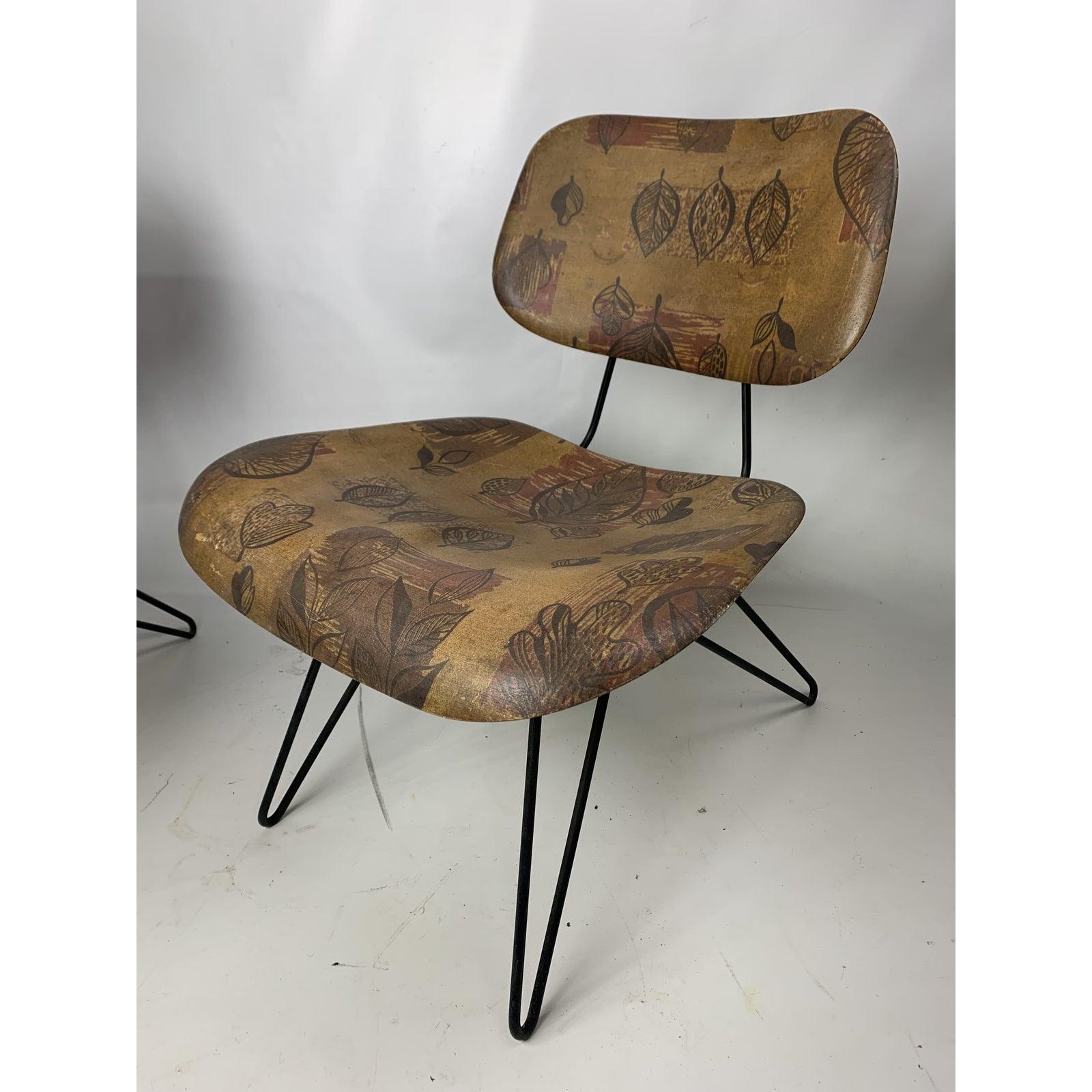 Construit par Chemold Manufacturing, Hobart Wells a conçu cette chaise d'appoint en épingle à cheveux pour la Lensol-Wells Company. Cette chaise est dotée d'une assise et d'un dossier en fibre de verre moulée et d'un tissu, par Glenn of California