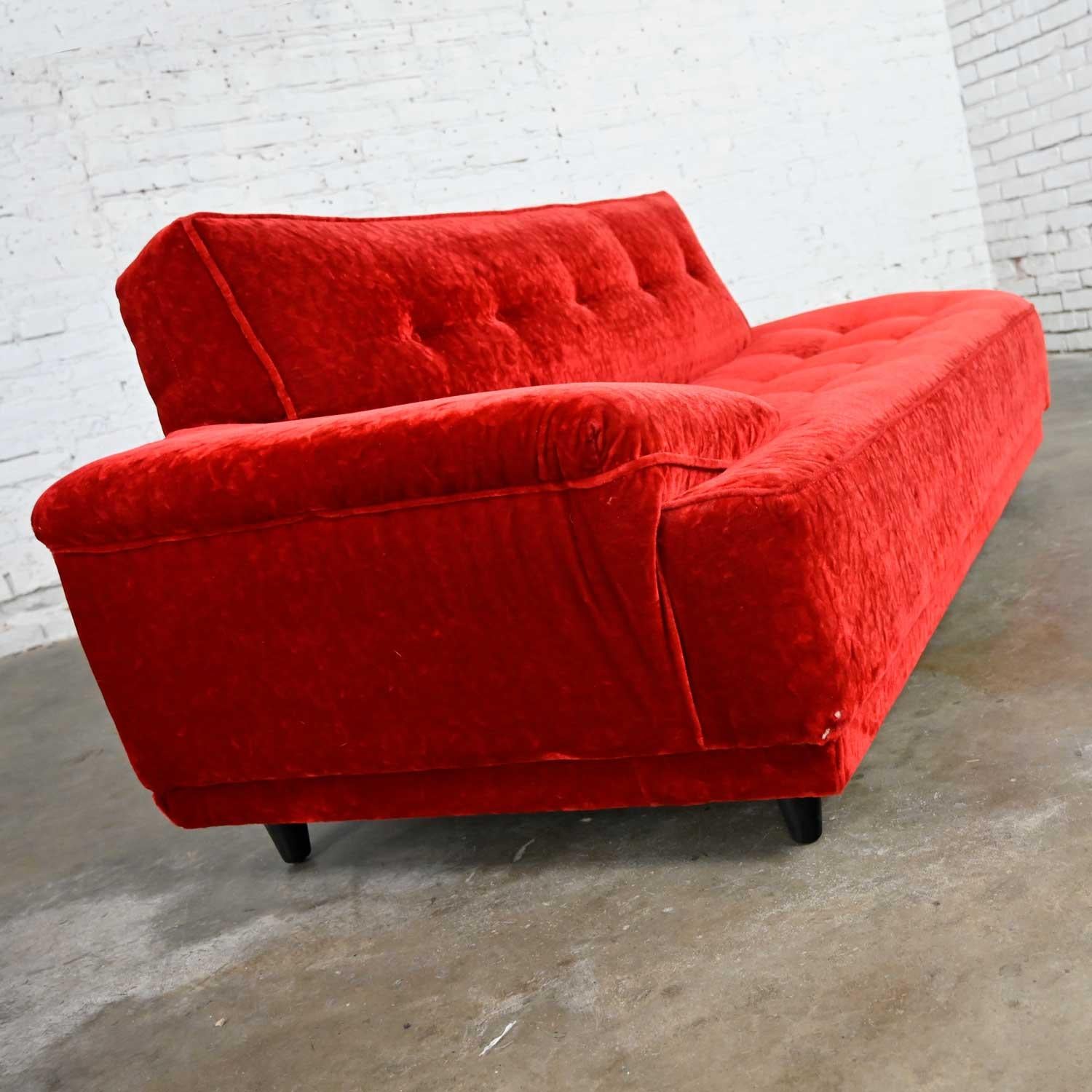 Mid Century Hollywood Regency Art Deco Style Crushed Red Velvet Chaise Lounge In Good Condition In Topeka, KS