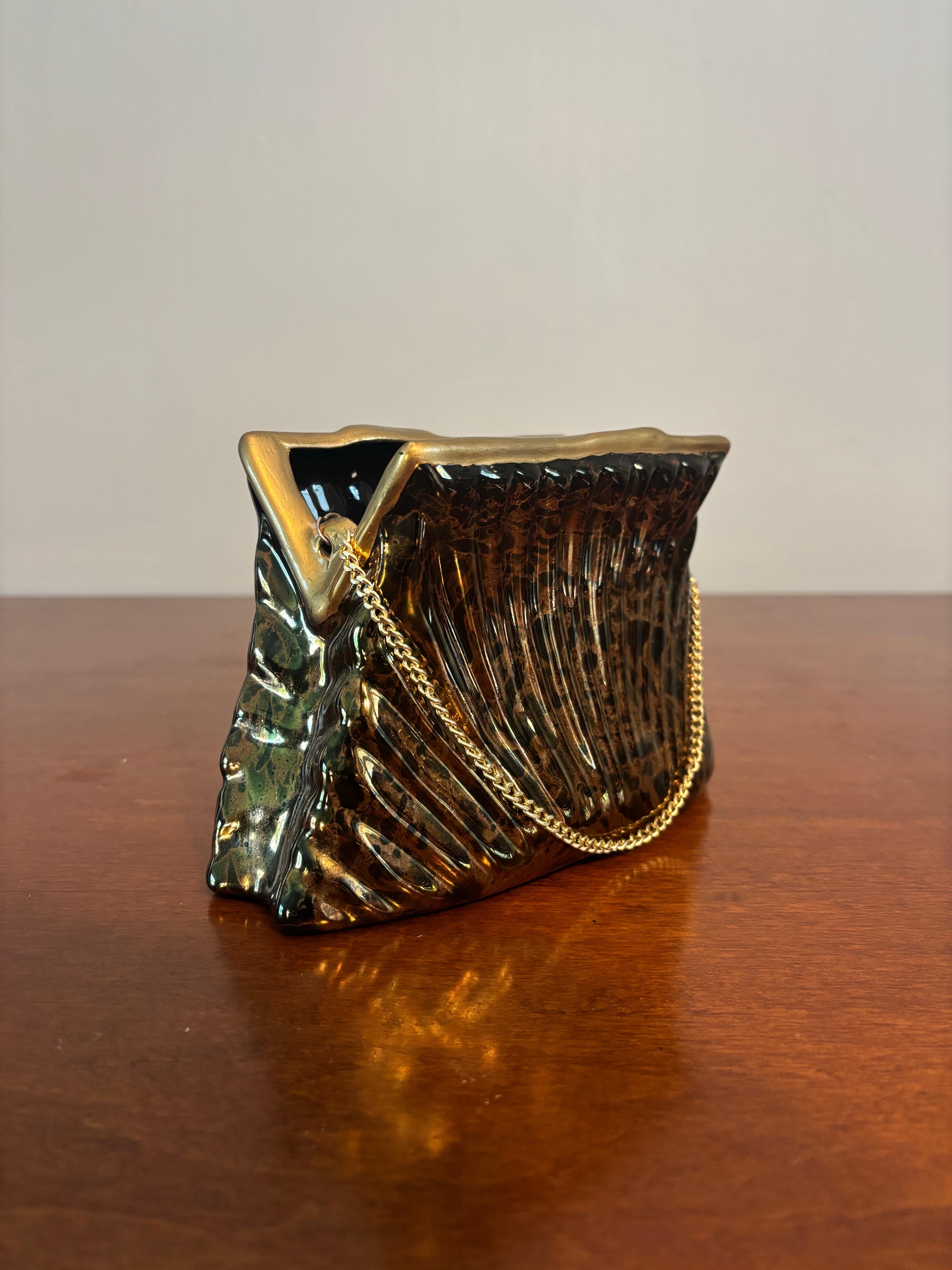 Magnifique porte-monnaie en céramique de style mid century modern / Hollywood regency. 

1960s

Noir brillant et couleur or. 

Bracelet en métal doré. 

Il est étanche à l'eau et peut donc être utilisé comme jardinière ou comme bac de récupération.