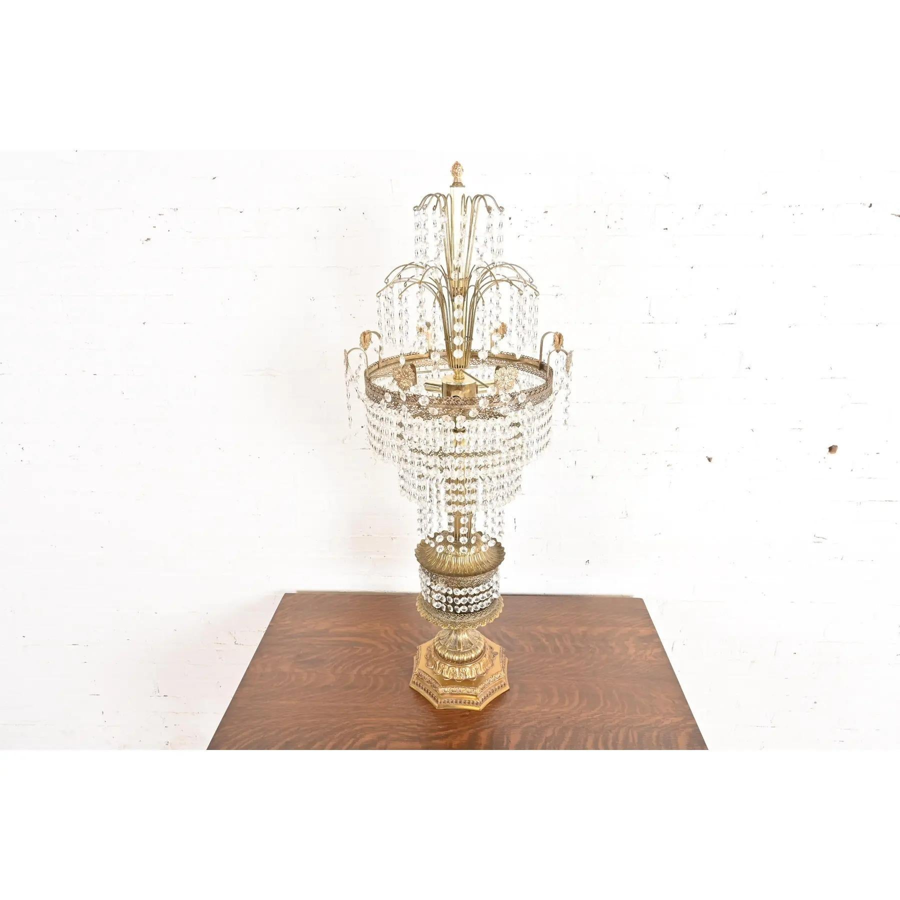 Americano Lampada da tavolo a cascata grande di metà secolo Hollywood Regency in ottone e cristallo in vendita