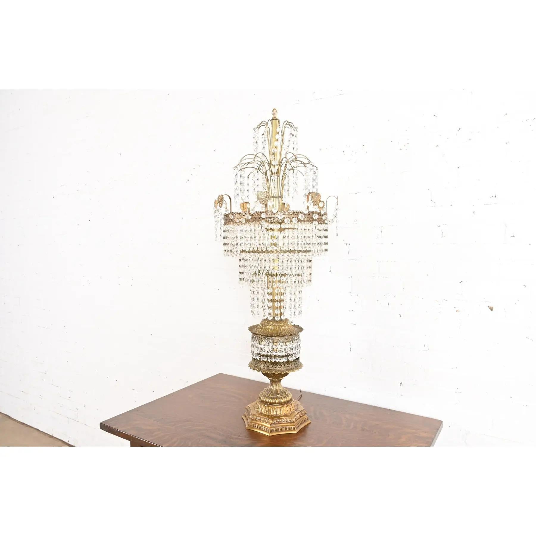 Lampada da tavolo a cascata grande di metà secolo Hollywood Regency in ottone e cristallo In condizioni buone in vendita a South Bend, IN