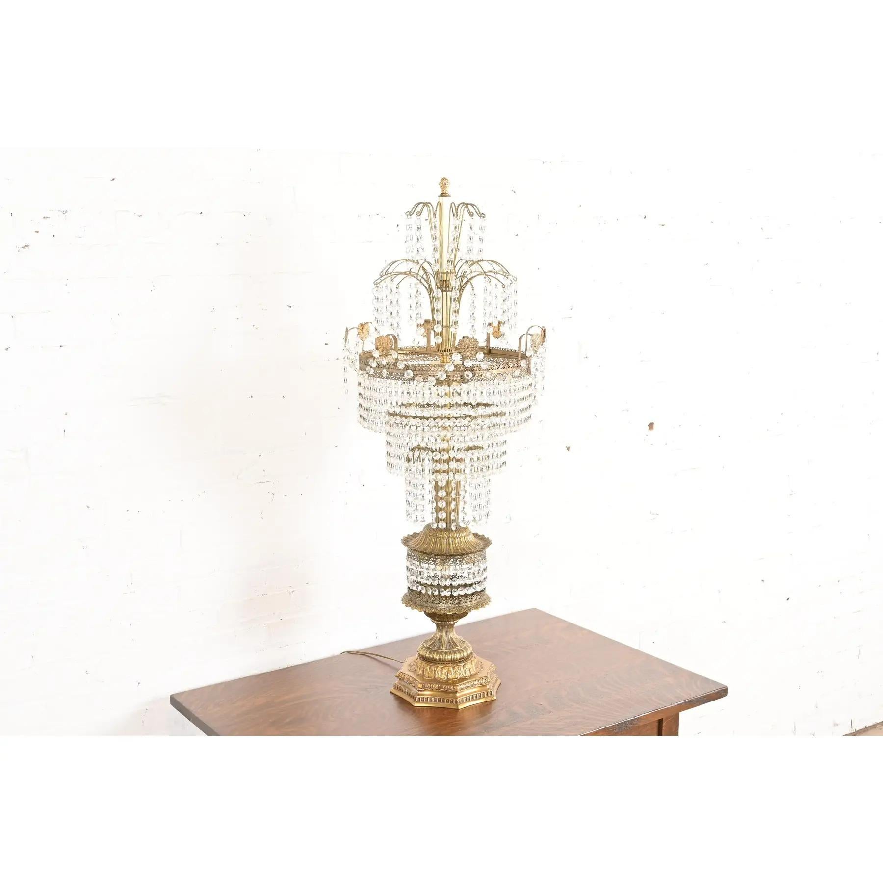 XX secolo Lampada da tavolo a cascata grande di metà secolo Hollywood Regency in ottone e cristallo in vendita
