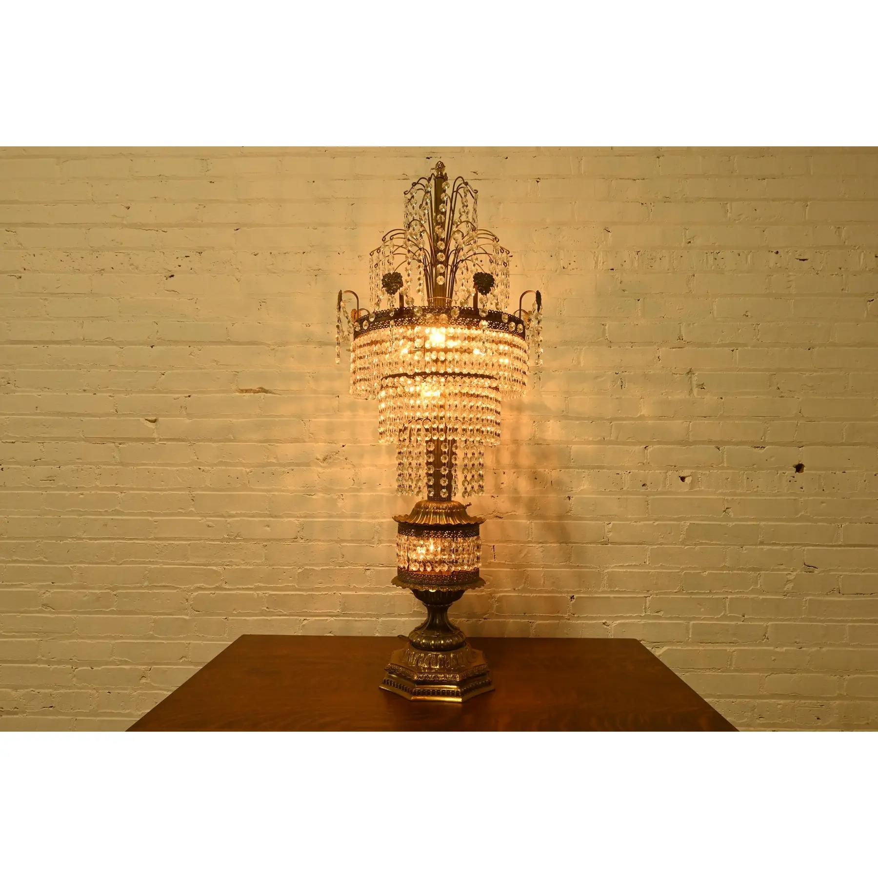 Ottone Lampada da tavolo a cascata grande di metà secolo Hollywood Regency in ottone e cristallo in vendita