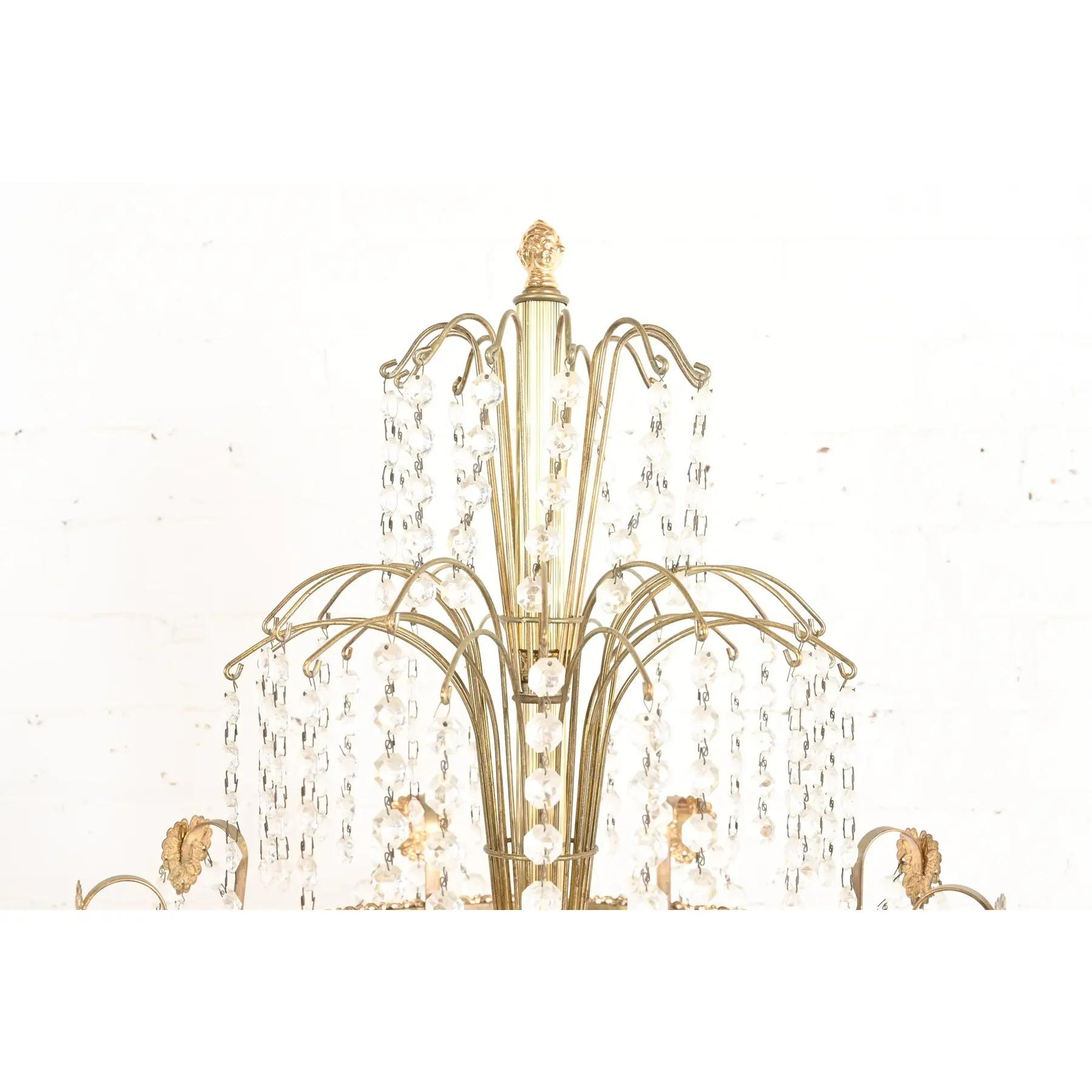 Lampada da tavolo a cascata grande di metà secolo Hollywood Regency in ottone e cristallo in vendita 1