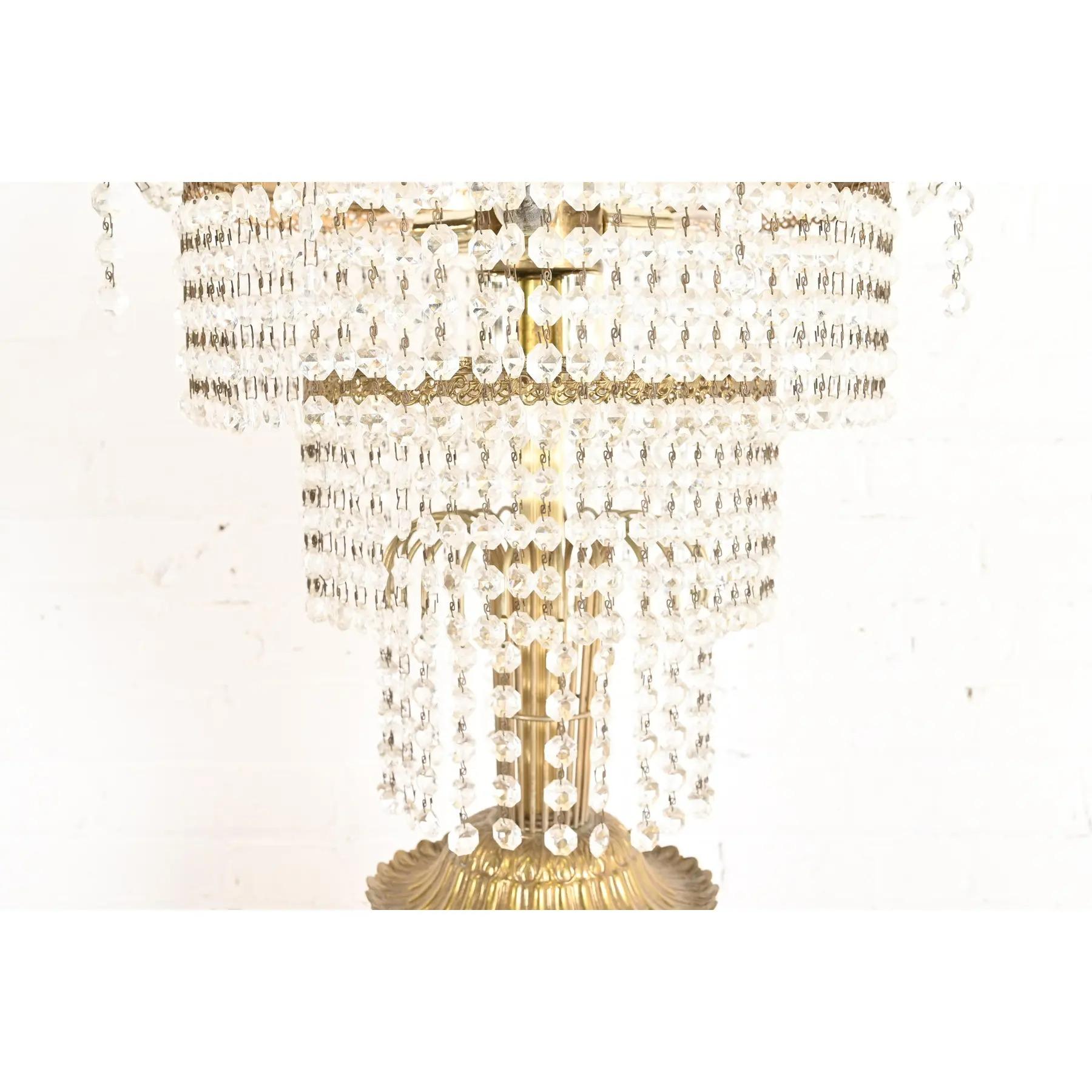 Lampada da tavolo a cascata grande di metà secolo Hollywood Regency in ottone e cristallo in vendita 3