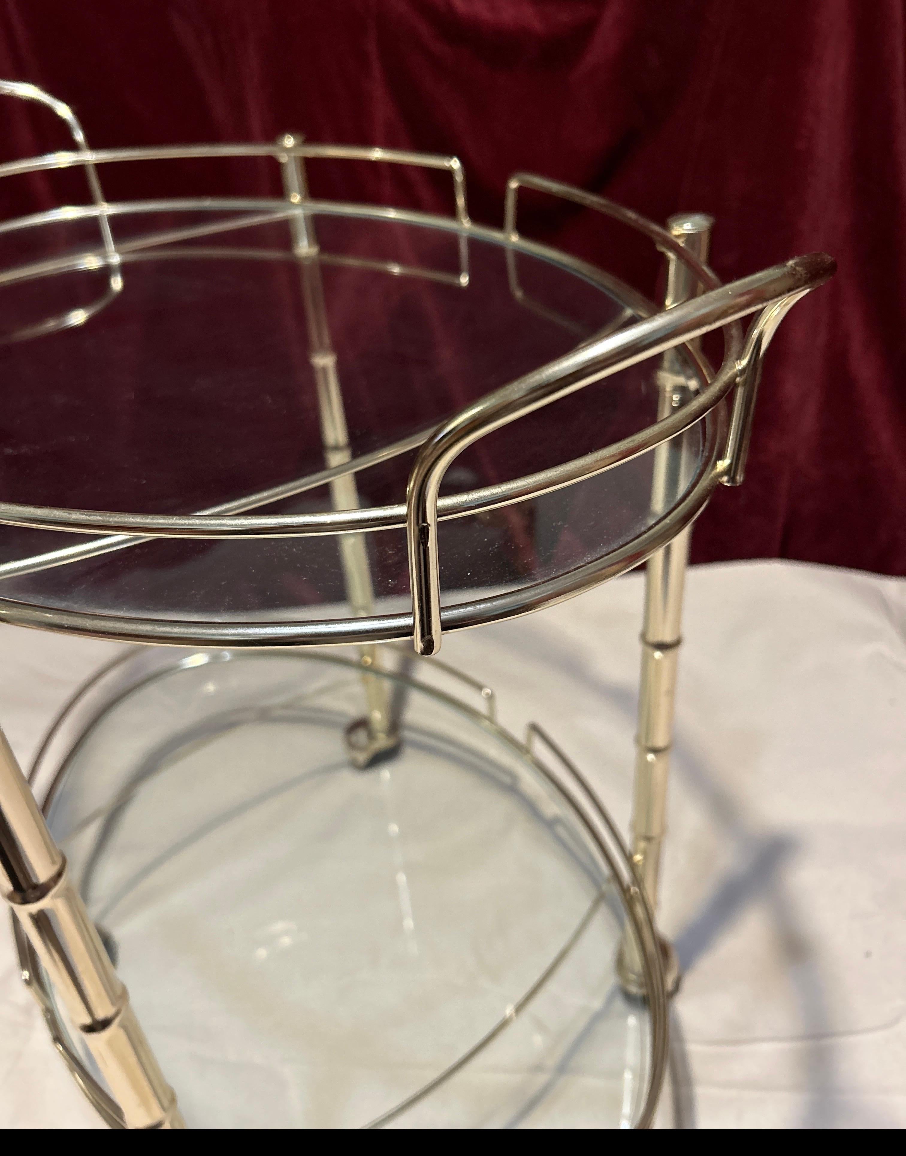 Mid Century Hollywood Regency Brass Bamboo Motif Circular Bar Cart On Casters In Good Condition For Sale In Vancouver, British Columbia