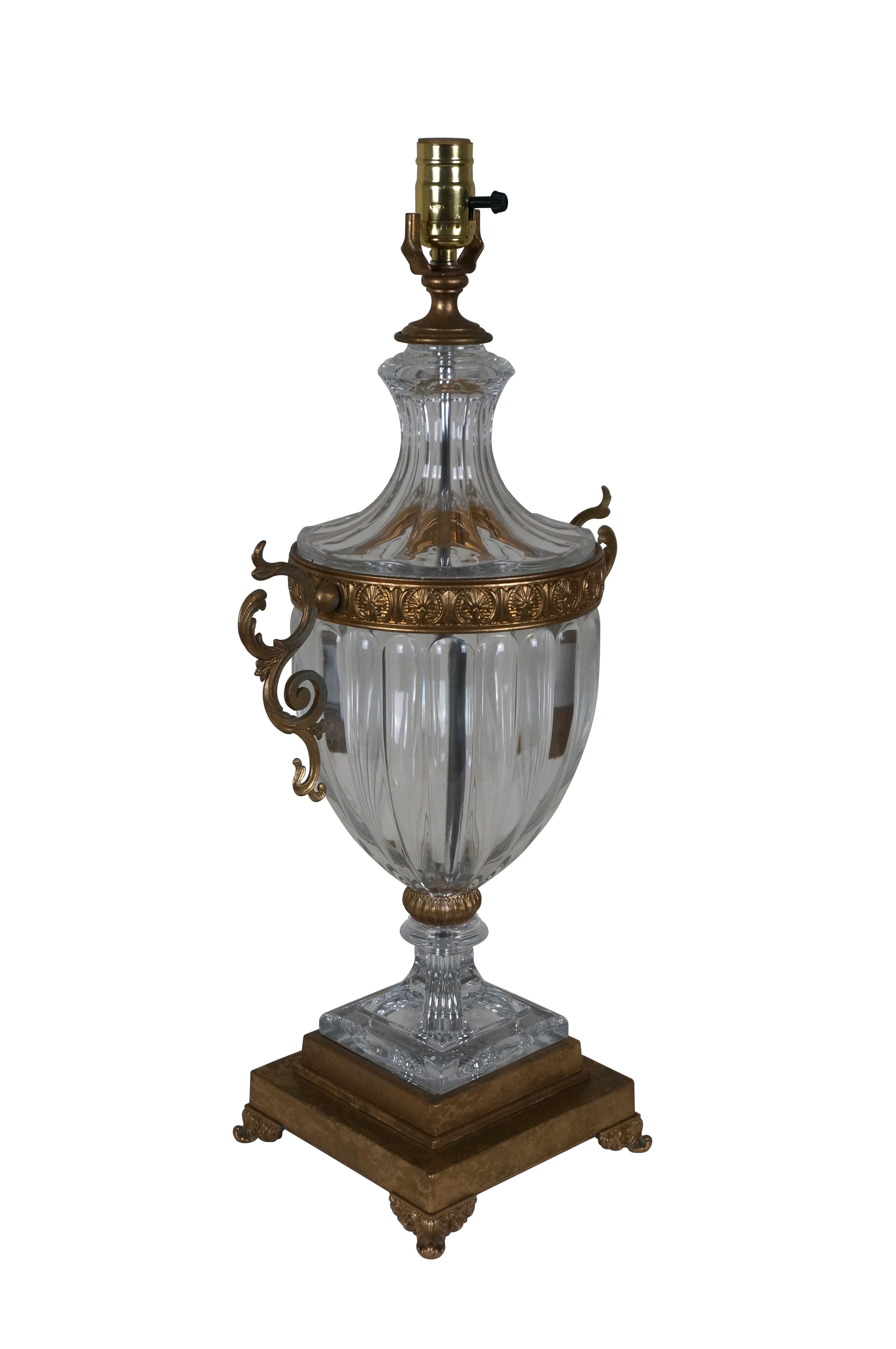 Grande et impressionnante lampe de table en forme d'urne en cristal cannelé de la fin du 20e siècle, dotée d'une base carrée en laiton avec des pieds feuillagés, d'un bandeau à motif de coquille Saint-Jacques et de poignées feuillagées en forme de
