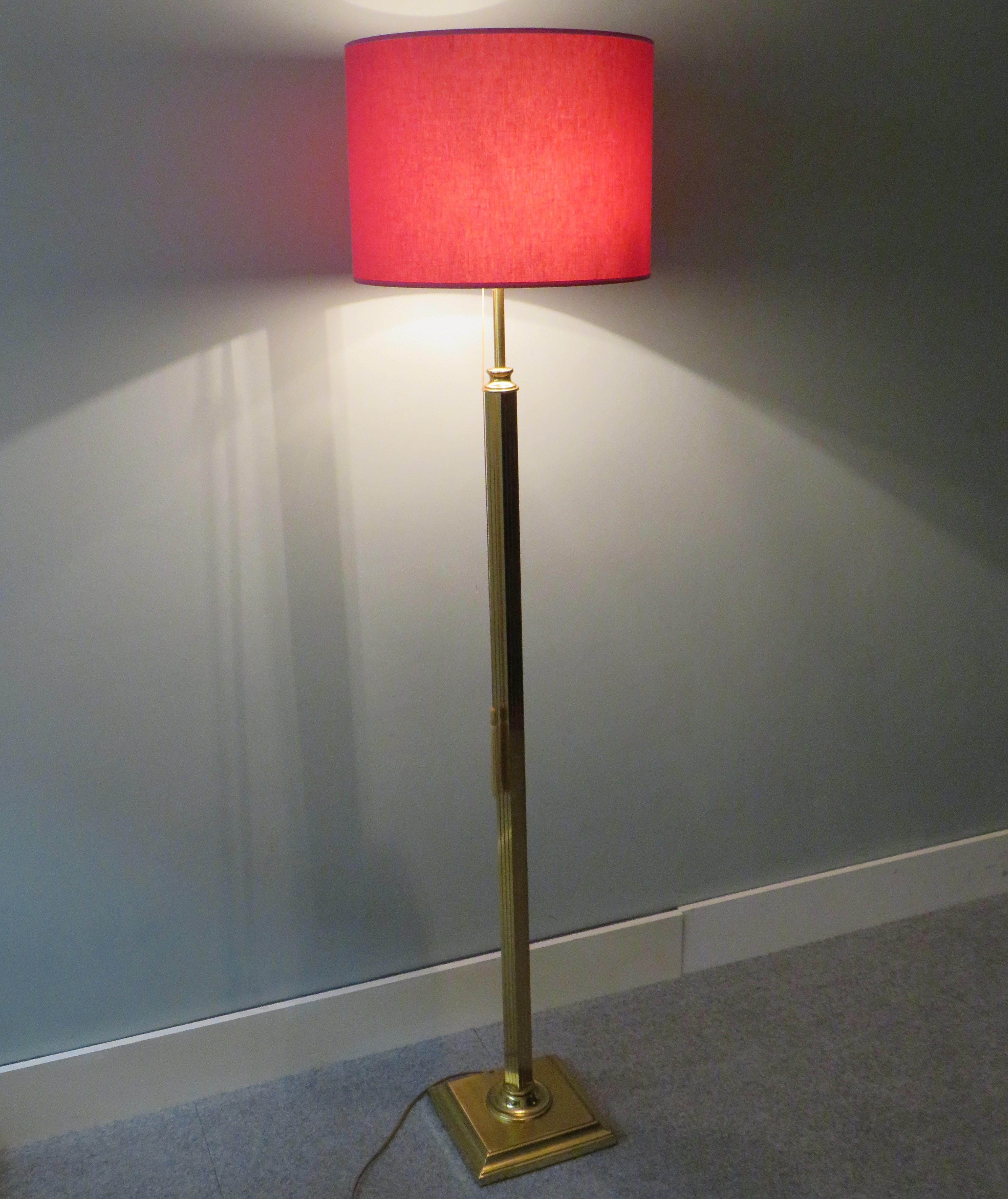 Hollywood regency style brass floor lamp attributed to Belgochrom, Belgium 1970s.
The square cascading foot ends in a square ribbed column.
There are 2 E 27 fittings that can be lit separately or together by a pulling cord.
The lamp is provided