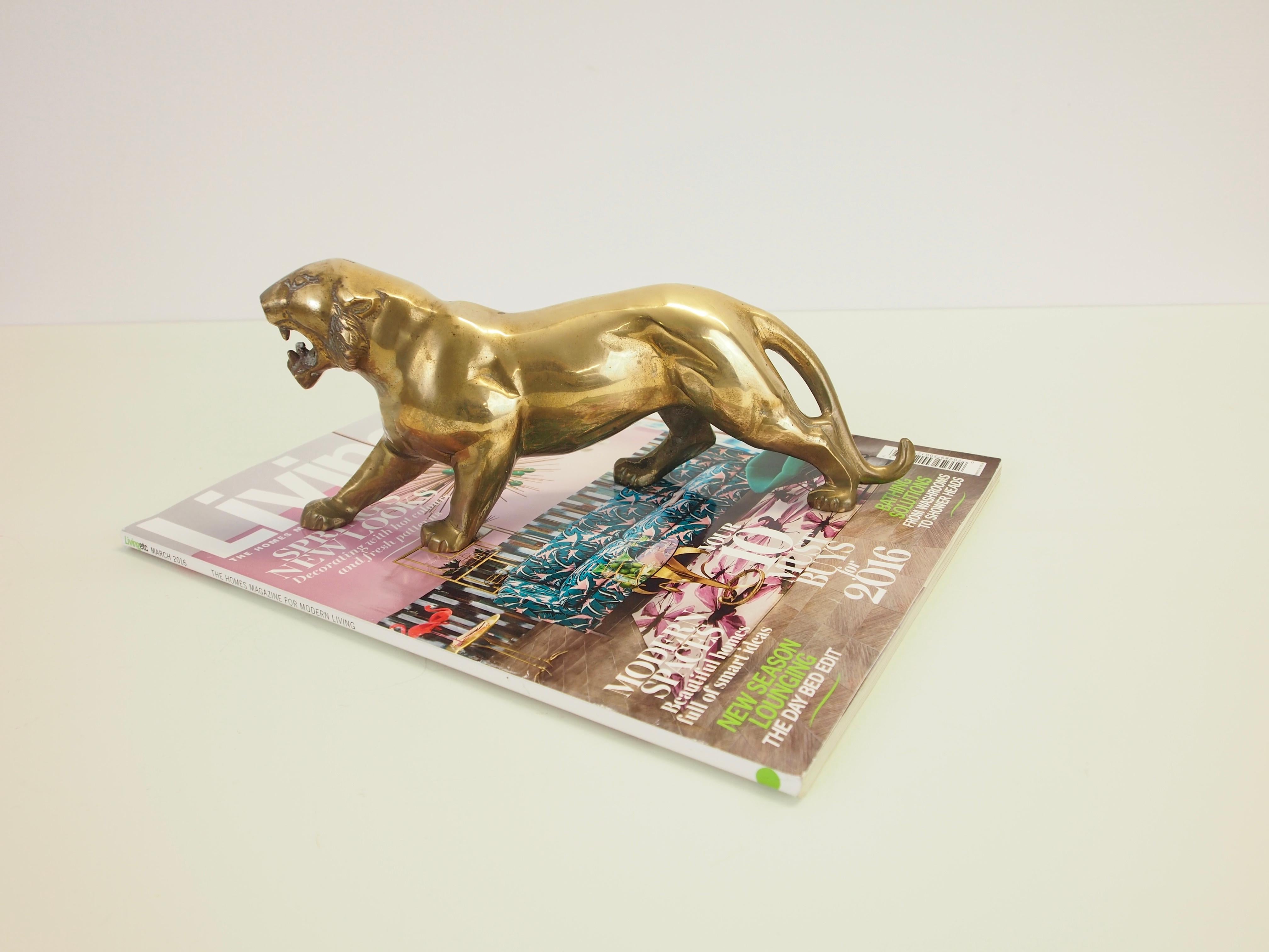 Brass vintage midcentury presse papier or tiger figurine (sculpture) in Hollywood Regency or chinoiserie Chique style.

In good vintage condition.

Measurements are H 11 x W 24 x D 7 cm.