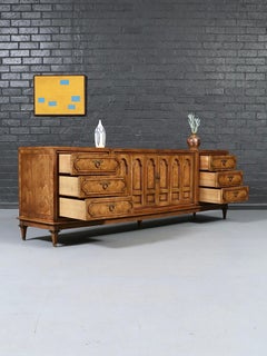 Buffet en bois de loupe de style Hollywood Regency du milieu du siècle, par Mastercraft